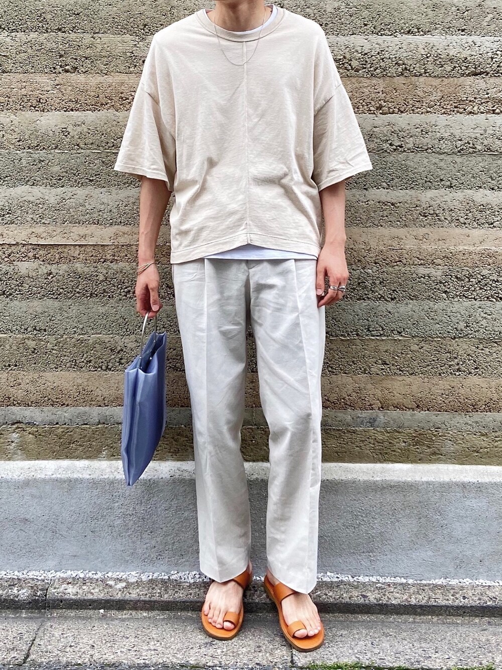 「ベージュ、ベージュコーデ、ホワイトコーデ、白パンツ、ワントーンコーデ、消えそうな色コーデ、夏コーデ、サンダル、シルバーアクセサリー」｜「Steven Alanの＜duckfeet＞ LEATHER SANDALS/サンダル（サンダル、ブラウン系）」を使った、けんごさん（メンズ・175cm）の夏コーディネートの1枚目の写真