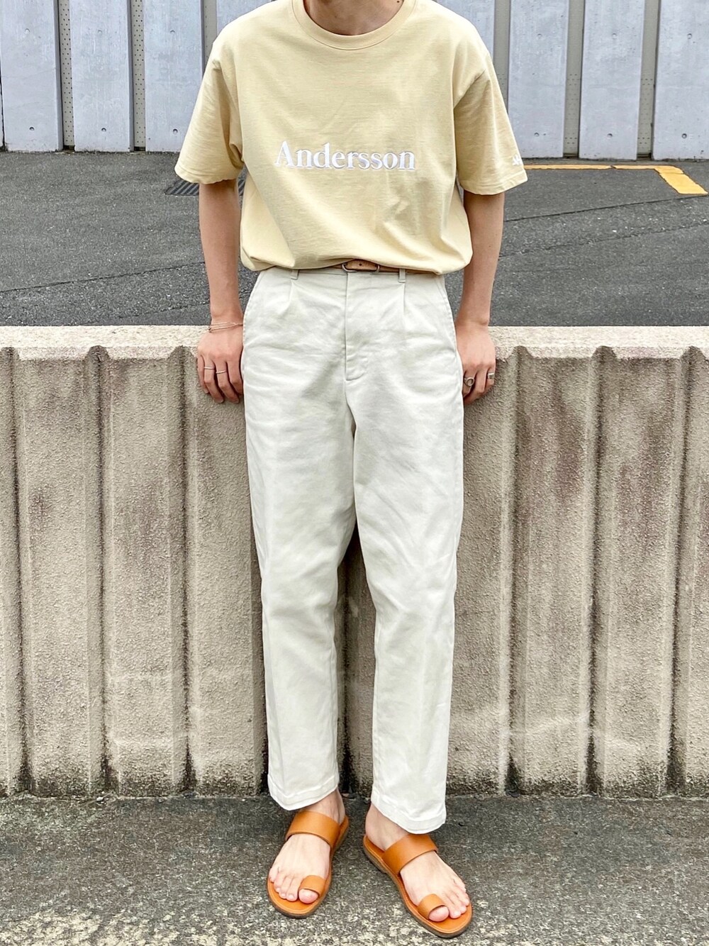 「ロゴT、Tシャツ、消えそうな色コーデ、ワントーンコーデ、ホワイトコーデ、ベージュコーデ、白パンツ、白パン、サンダル」｜「Steven Alanの＜duckfeet＞ LEATHER SANDALS/サンダル（サンダル、ブラウン系）」を使った、けんごさん（メンズ・174cm）の夏コーディネートの1枚目の写真
