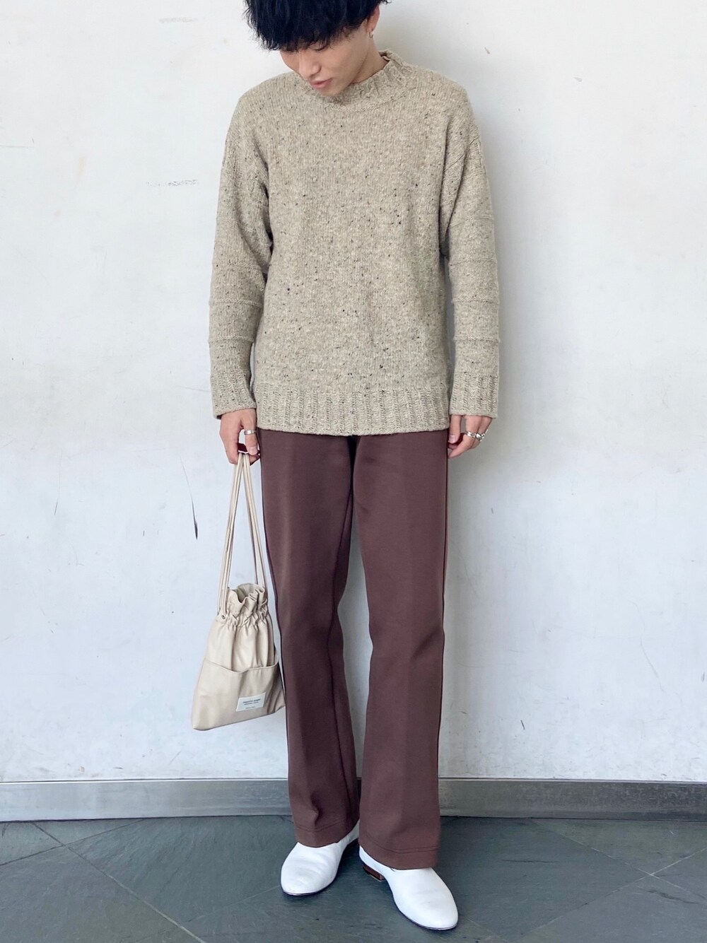 「UNIQLO、UNIQLO U、UNIQLOコーデ、JWANDERSON、ユニクロ、ユニクロユー、ベージュコーデ、ブラウンコーデ」｜「EDIFICEのJVAM SLIPPER SHEEP LEATHER（その他シューズ、ホワイト系）」を使った、けんごさん（メンズ・174cm）の秋コーディネートの1枚目の写真