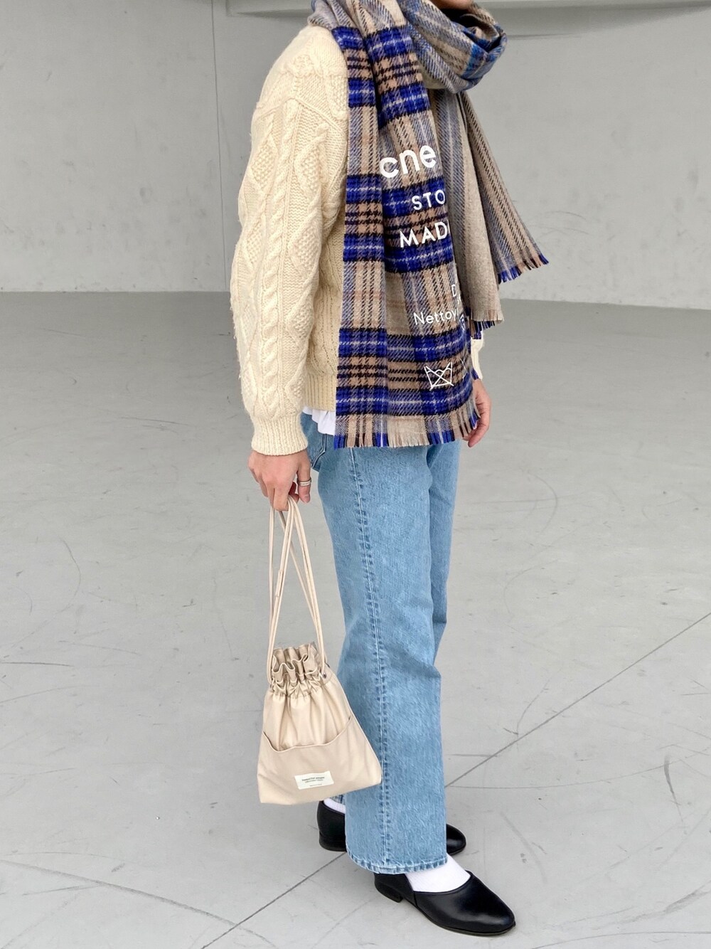 「AcneStudios、アクネストゥディオズ、アクネストール、古着、古着男子、ケーブルニット、アランニット、白ニット、デニム」｜「Tricker'sの◎Tricker's / STIRLING レザー ルームシューズ（スリッポン、ブラック系）」を使った、けんごさん（メンズ・174cm）の冬コーディネートの1枚目の写真