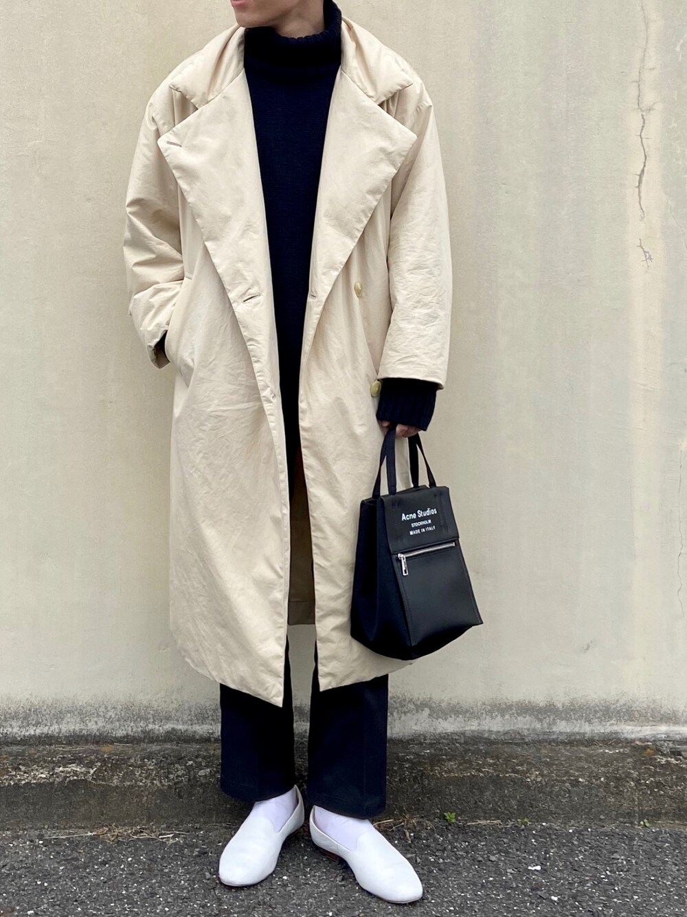 「UNIQLO U、ユニクロユー、ダウンコート、GU、ローゲージタートルネックセーター、ホワイトコーデ」｜「EDIFICEのJVAM SLIPPER SHEEP LEATHER（その他シューズ、ホワイト系）」を使った、けんごさん（メンズ・174cm）の冬コーディネートの1枚目の写真