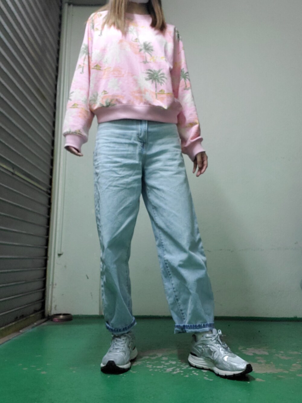 「駐車場、出勤コーデ、サーフ、BILLABONG、いいねお願いします💕、フォローお願いします、いいね、save、フォローお願いします🤑、お洒落さんとつながりたい、162cm、大阪」｜「Levi'sの【LEVI’S/リーバイス】TYPE1 BALLON LEG：デニム◆（デニムパンツ、ブルー系）」を使った、真友さん（レディース・162cm）の秋コーディネートの1枚目の写真