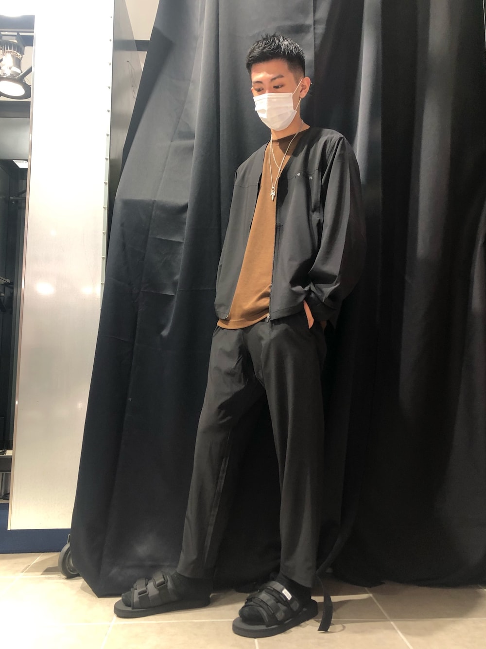 「ブラック、LHP、サンダル、ラクチンコーデ、今日のコーデ、suicoke、秋コーデ、WHITELAND BLACKBURN、おしゃれさんと繋がりたい」｜「WHITELANDのアイテム（トップス、ブラック系）」を使った、kokoroさん（メンズ・180cm）の夏コーディネートの1枚目の写真