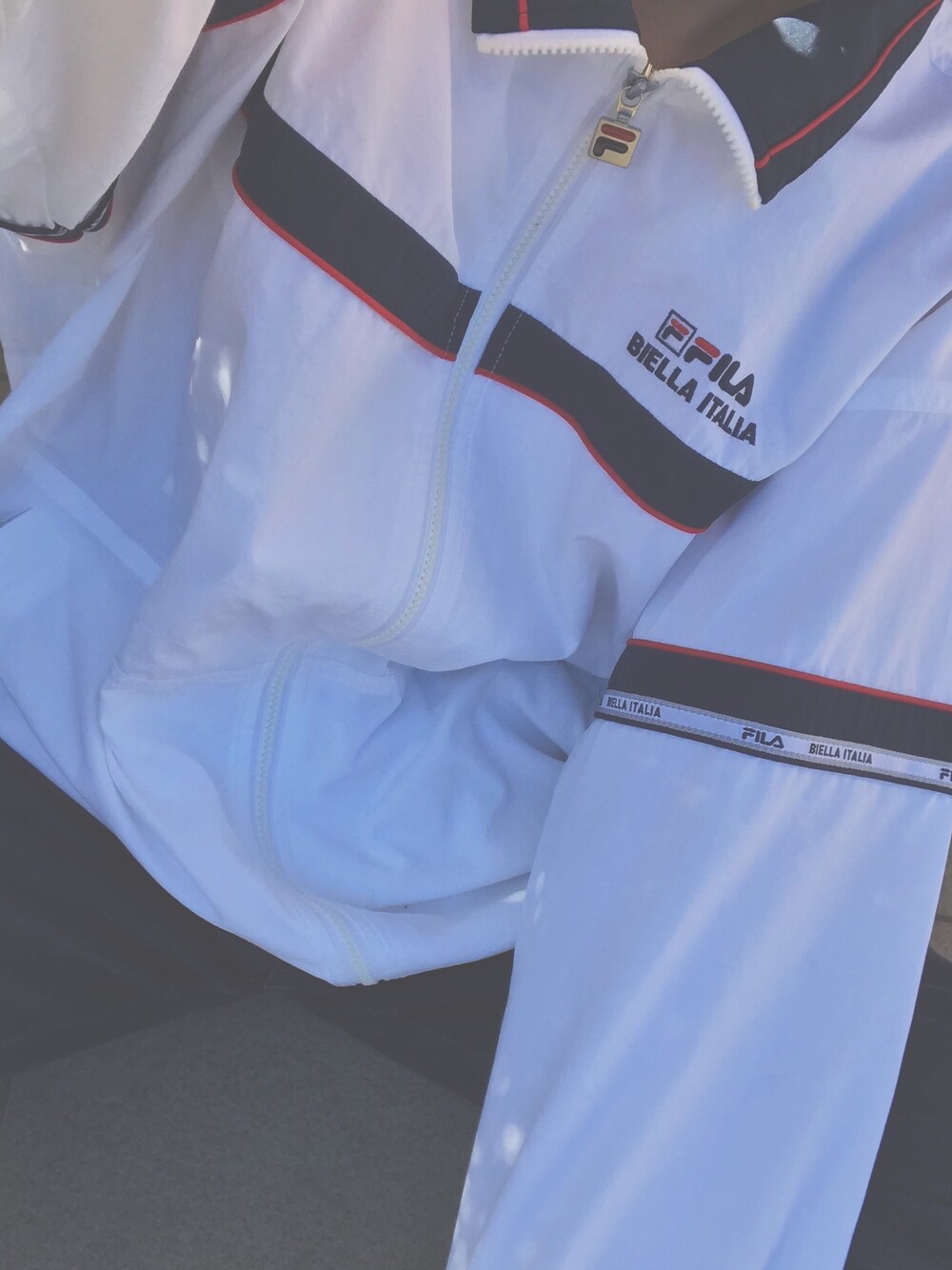 「ナイロンジャケット、FILA、ゆるゆる、デニム、スニーカー」｜「FILAのアイテム（ナイロンジャケット、ホワイト系）」を使った、s"さん（レディース・152cm）の秋コーディネートの1枚目の写真