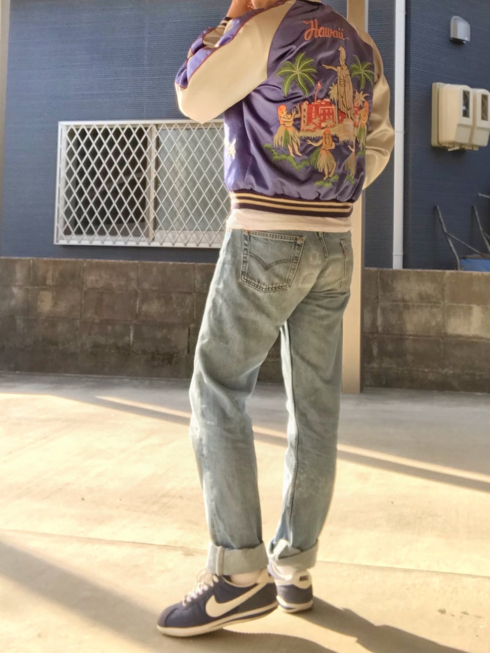 「東洋エンタープライズのアイテム（スカジャン、ブルー系）」を使った、YUSUKE_PITTさん（メンズ・173cm）の春コーディネートの1枚目の写真