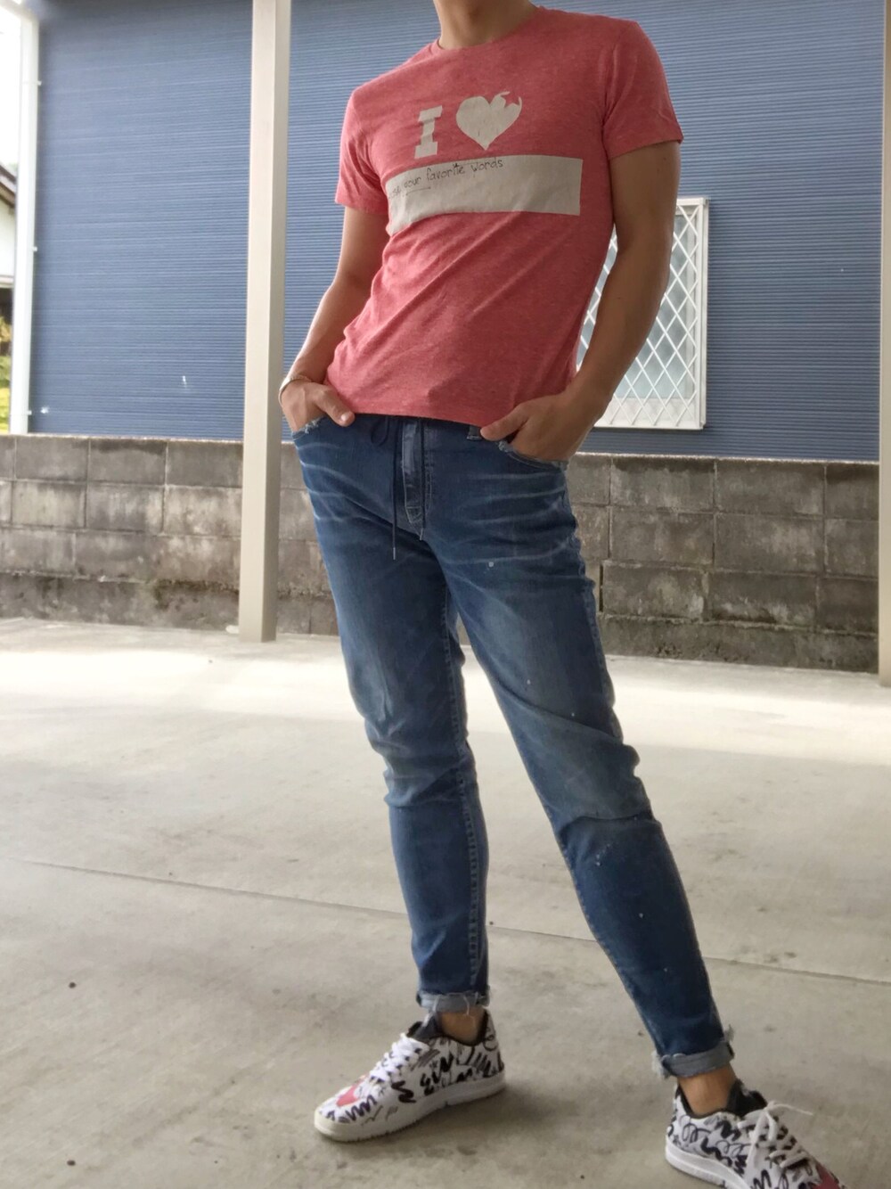 「Mのアイテム（Tシャツ/カットソー、ピンク系）」を使った、YUSUKE_PITTさん（メンズ・173cm）の春コーディネートの1枚目の写真