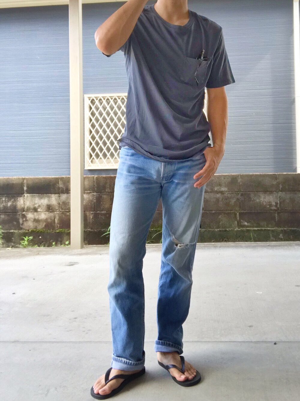 「Levi'sのアイテム（デニムパンツ、ブルー系）」を使った、YUSUKE_PITTさん（メンズ・173cm）の夏コーディネートの1枚目の写真