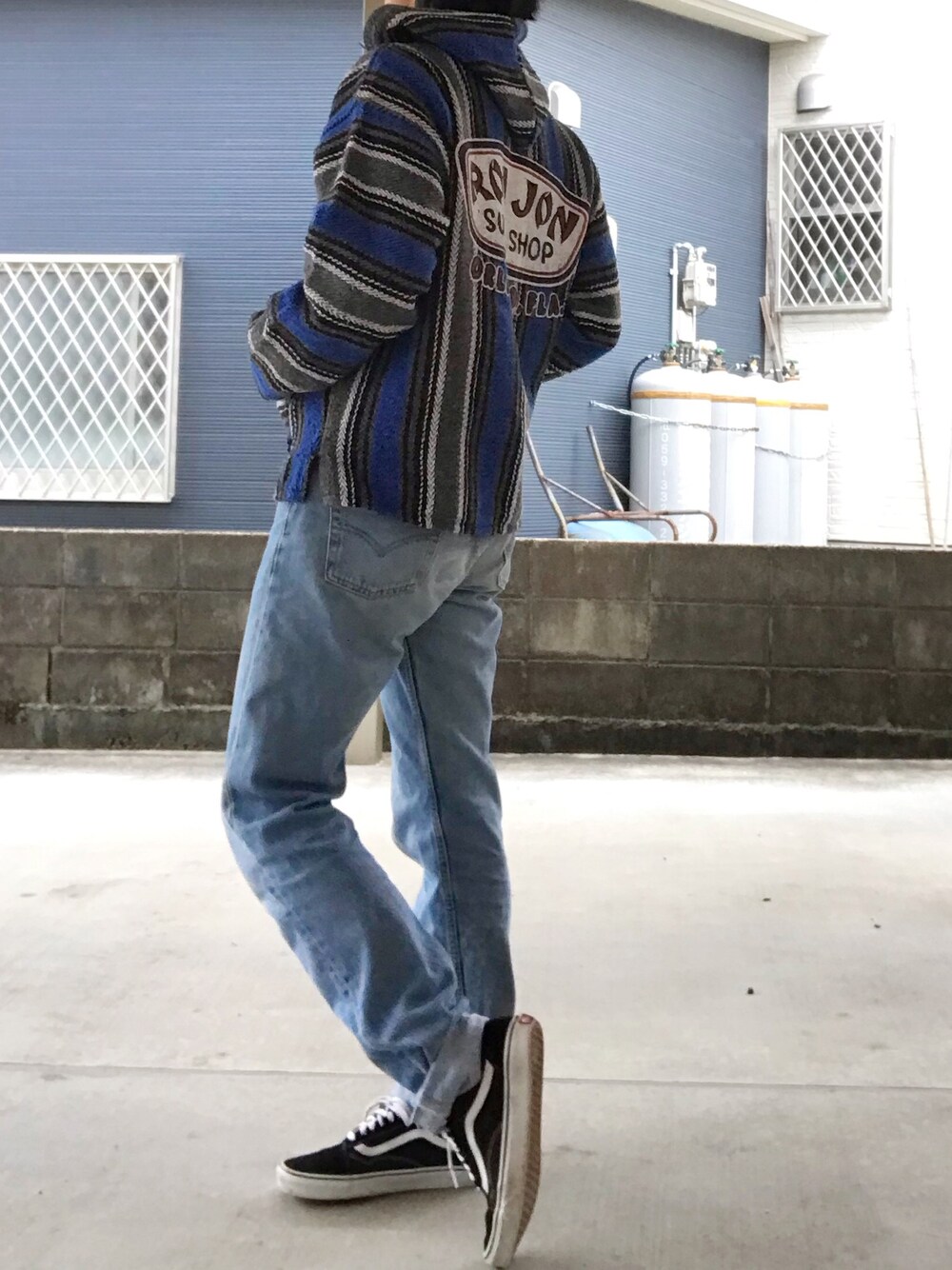 「Levi'sのアイテム（デニムパンツ、ブルー系）」を使った、YUSUKE_PITTさん（メンズ・173cm）の秋コーディネートの1枚目の写真