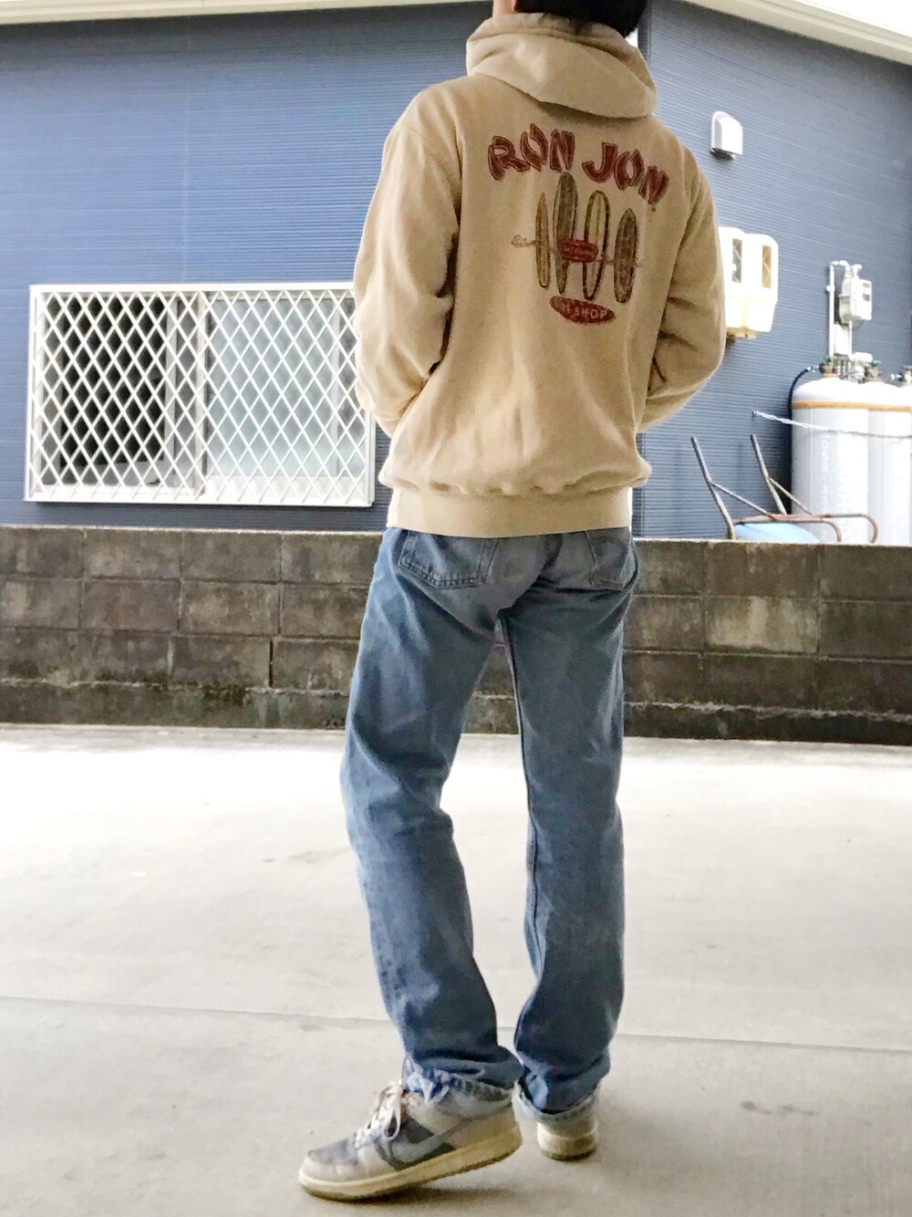 「Levi'sのアイテム（デニムパンツ、ブルー系）」を使った、YUSUKE_PITTさん（メンズ・173cm）の秋コーディネートの1枚目の写真