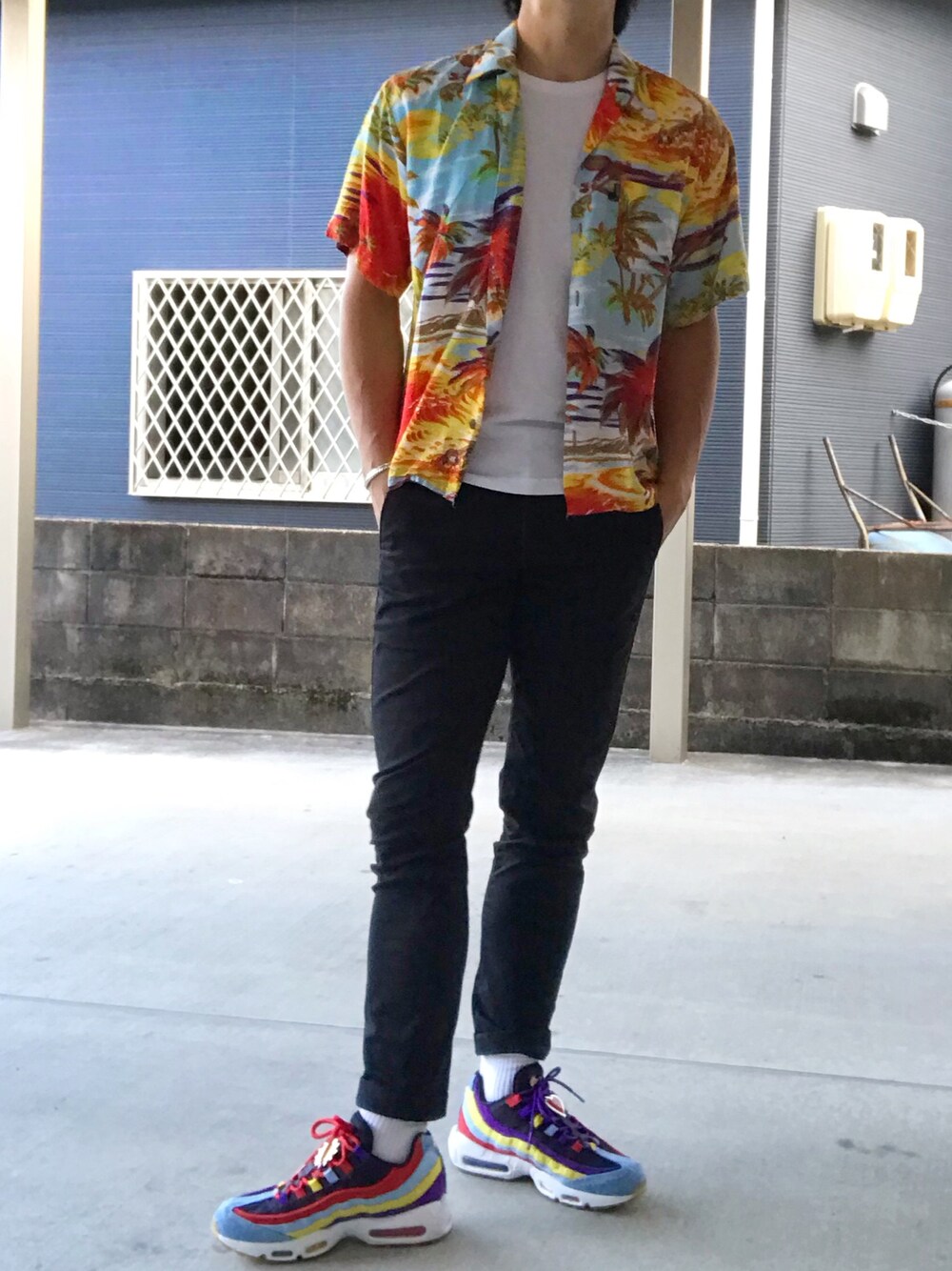 「UNIQLOのアイテム（チノパンツ、ブラック系）」を使った、YUSUKE_PITTさん（メンズ・173cm）の秋コーディネートの1枚目の写真