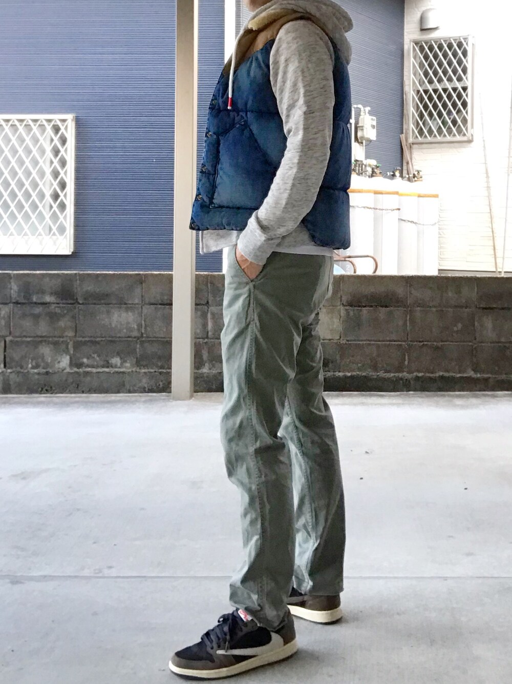 「Rocky Mountain FeatherBedのアイテム（ダウンベスト、ブルー系）」を使った、YUSUKE_PITTさん（メンズ・173cm）の秋コーディネートの1枚目の写真