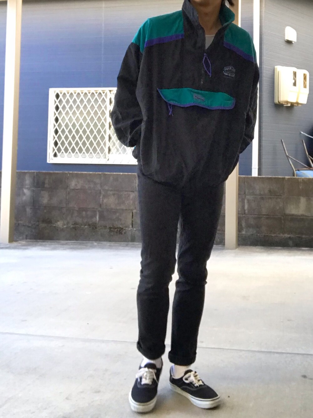 「VANSのアイテム（スニーカー、ブラック系）」を使った、YUSUKE_PITTさん（メンズ・173cm）の秋コーディネートの1枚目の写真