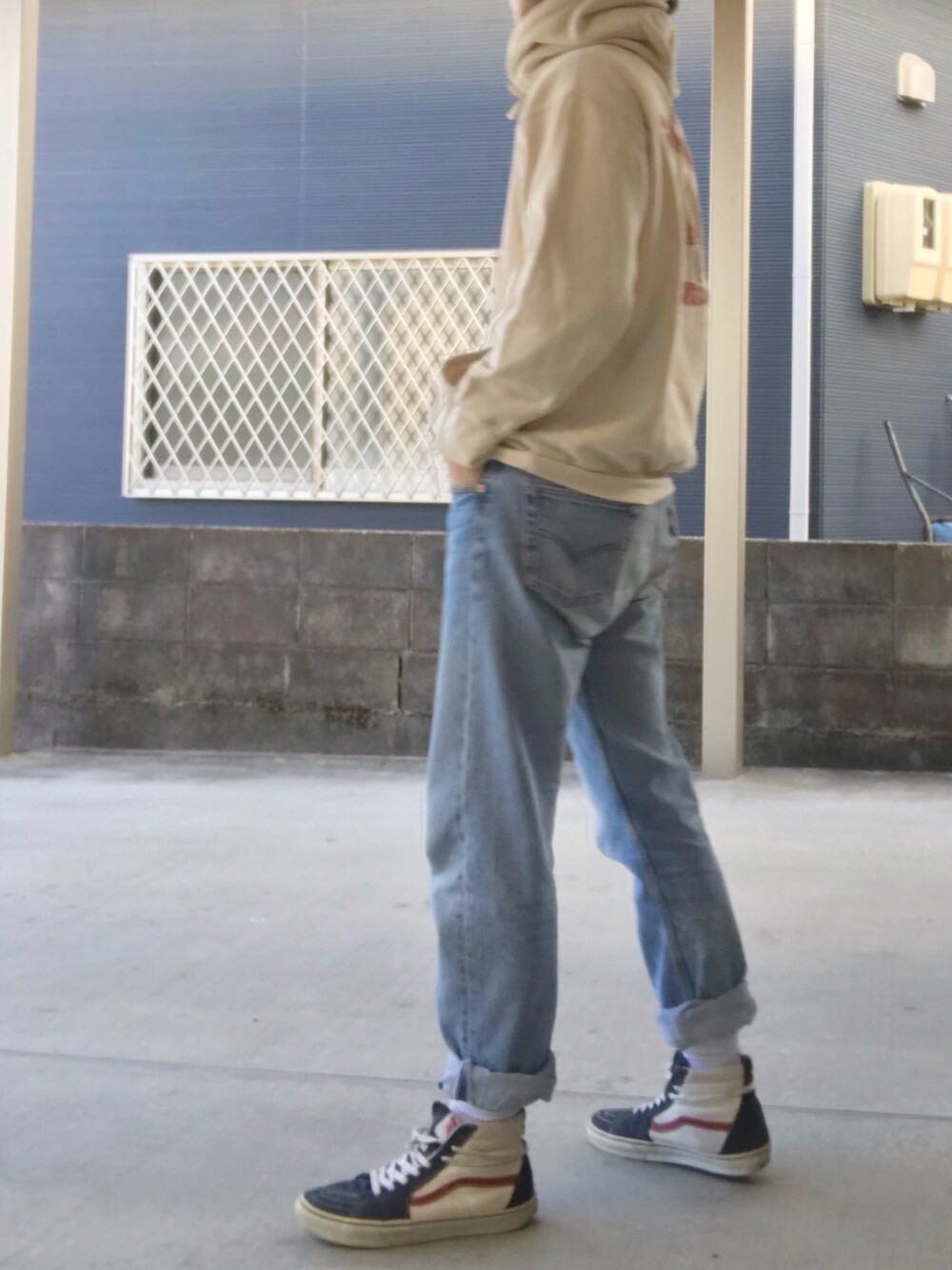 「Levi'sのアイテム（デニムパンツ、ブルー系）」を使った、YUSUKE_PITTさん（メンズ・173cm）の秋コーディネートの1枚目の写真