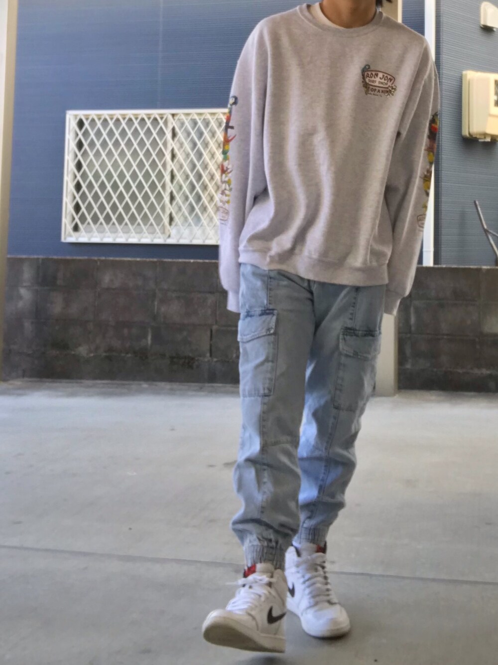 「NIKEのアイテム（スニーカー、ホワイト系）」を使った、YUSUKE_PITTさん（メンズ・173cm）の秋コーディネートの1枚目の写真