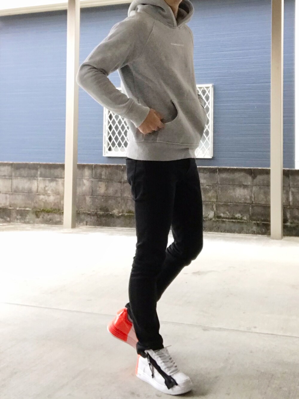 「KINASHI CYCLEのアイテム（パーカー、グレー系）」を使った、YUSUKE_PITTさん（メンズ・173cm）の秋コーディネートの1枚目の写真