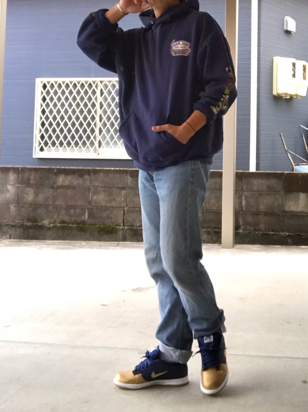 「NIKEのアイテム（スニーカー、ゴールド系）」を使った、YUSUKE_PITTさん（メンズ・173cm）の冬コーディネートの1枚目の写真