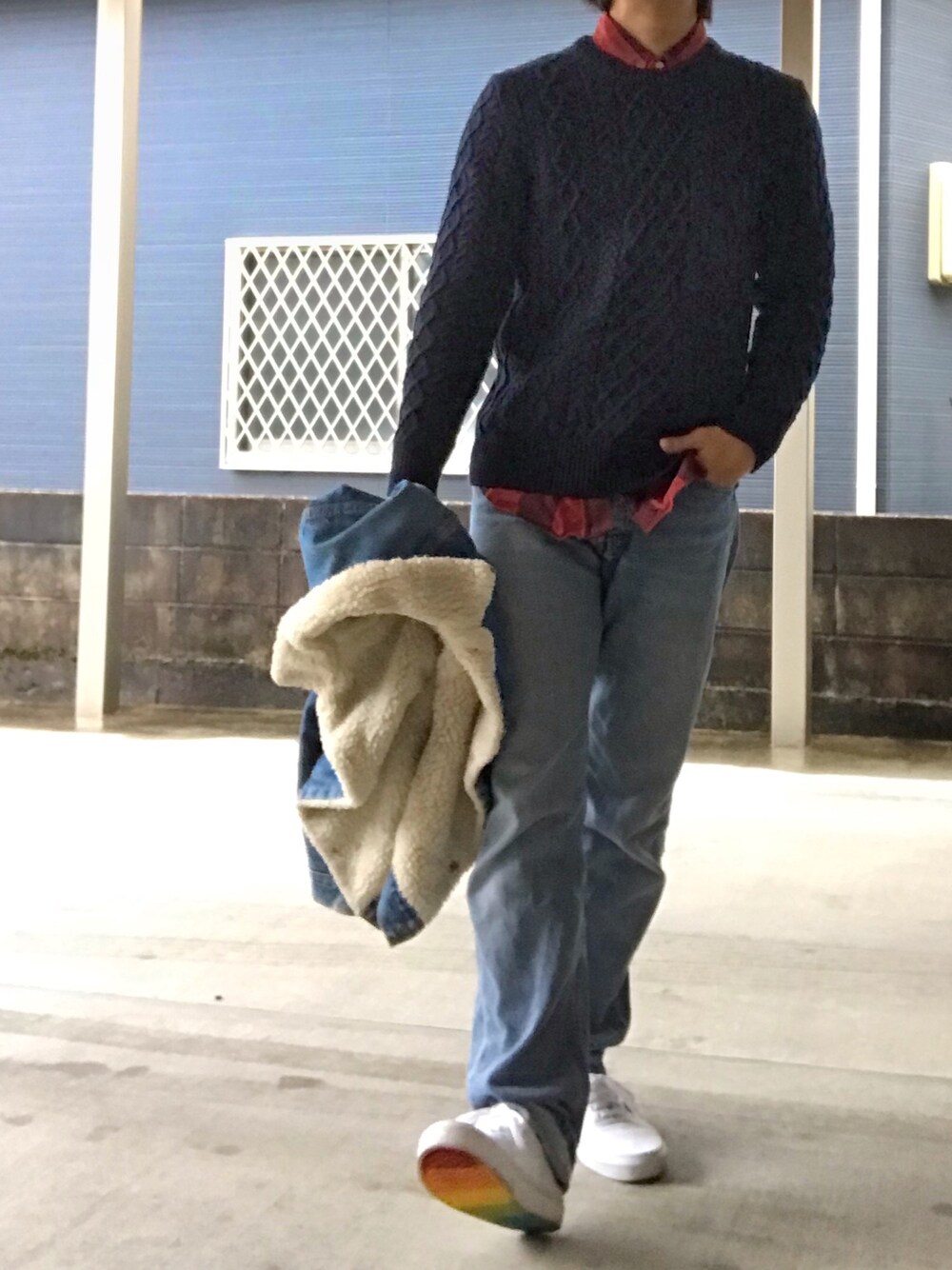 「J.CREWのアイテム（ニット/セーター、ブルー系）」を使った、YUSUKE_PITTさん（メンズ・173cm）の冬コーディネートの1枚目の写真
