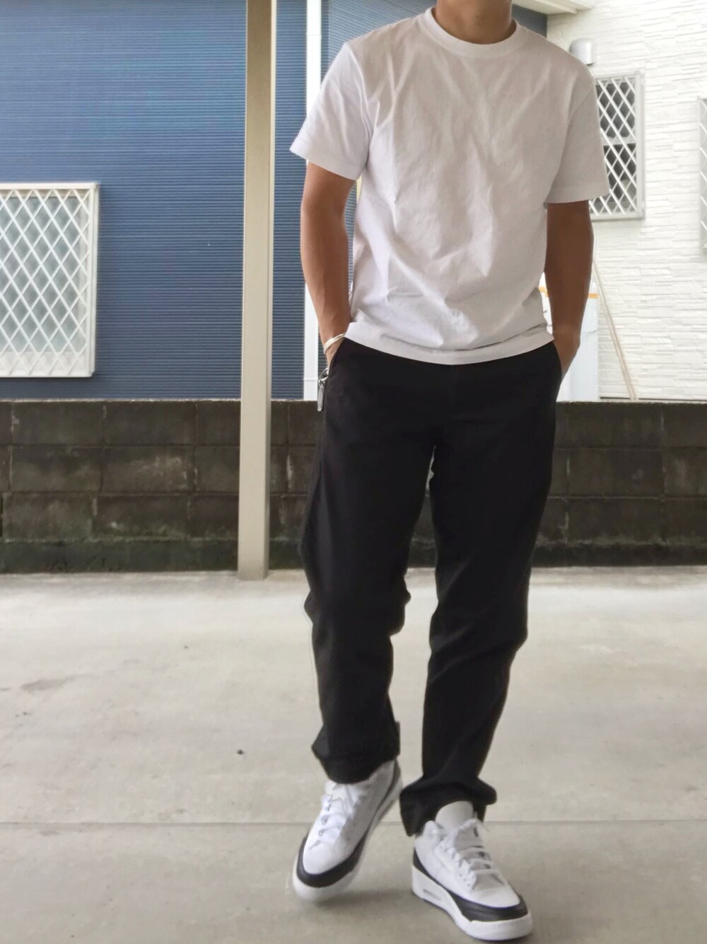 「HANESのアイテム（Tシャツ/カットソー、ホワイト系）」を使った、YUSUKE_PITTさん（メンズ・173cm）の秋コーディネートの1枚目の写真