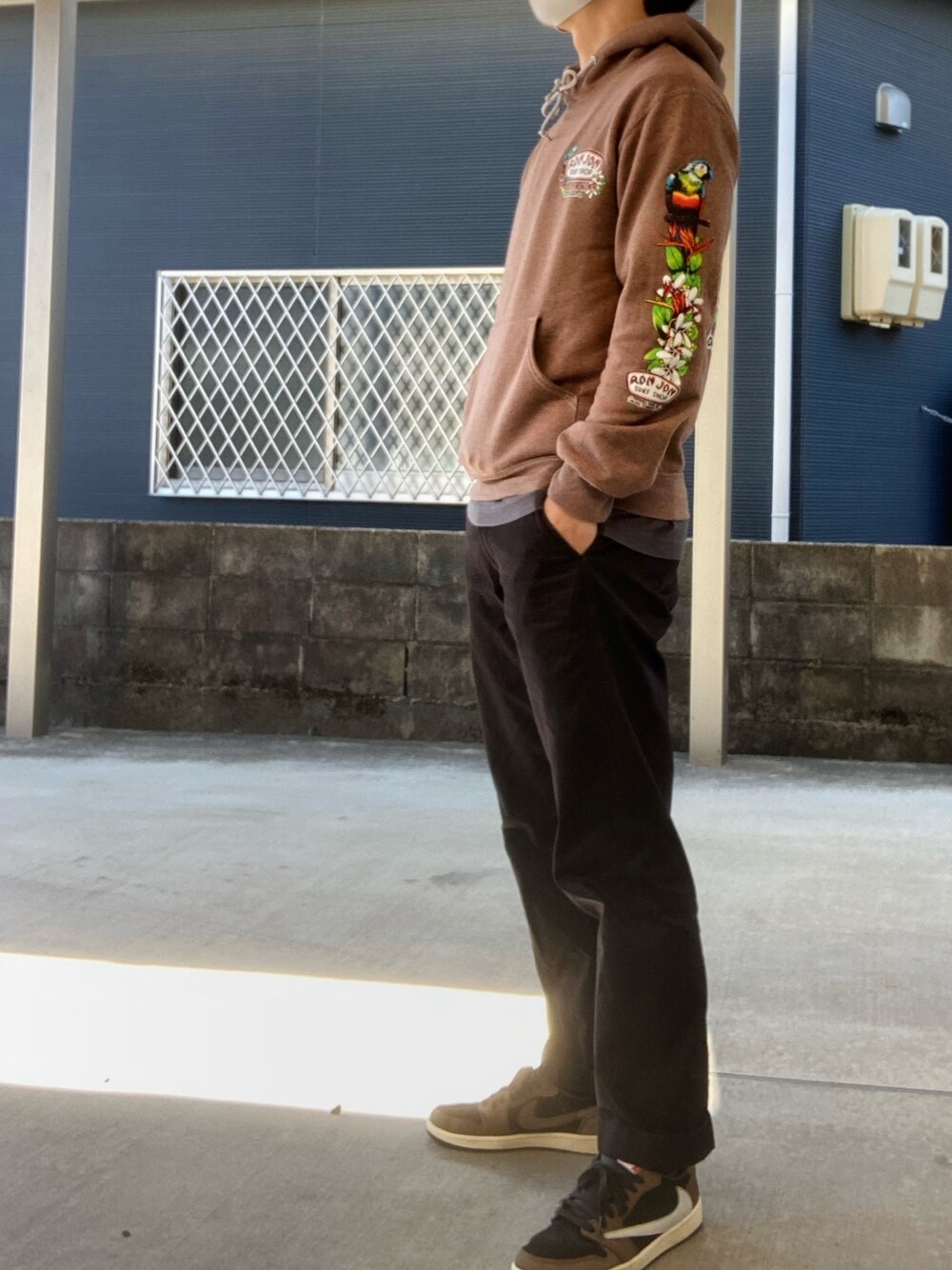 「UNIQLOのアイテム（チノパンツ、ブラック系）」を使った、YUSUKE_PITTさん（メンズ・173cm）の春コーディネートの1枚目の写真