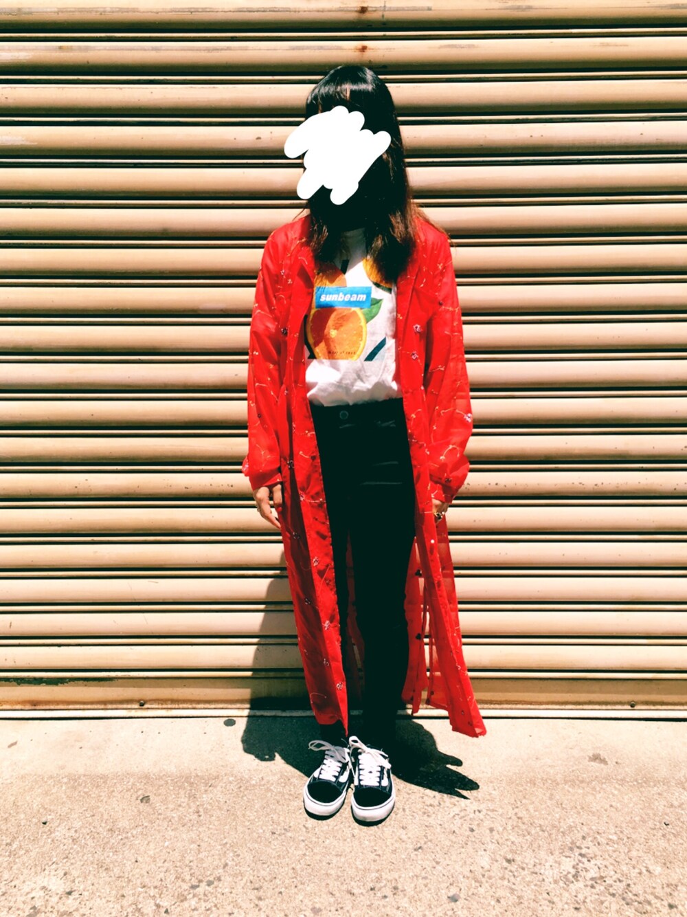 「jouetie、jouetie ワンピース、ガウンワンピース、ガウン、スキニー、黒スキニー、Tシャツ、LOWRYS FARM、VANS、WEGO」｜「jouetieのエンブロイダリーガウンワンピース（ワンピース、レッド系）」を使った、さえさん（レディース・153cm）の夏コーディネートの1枚目の写真
