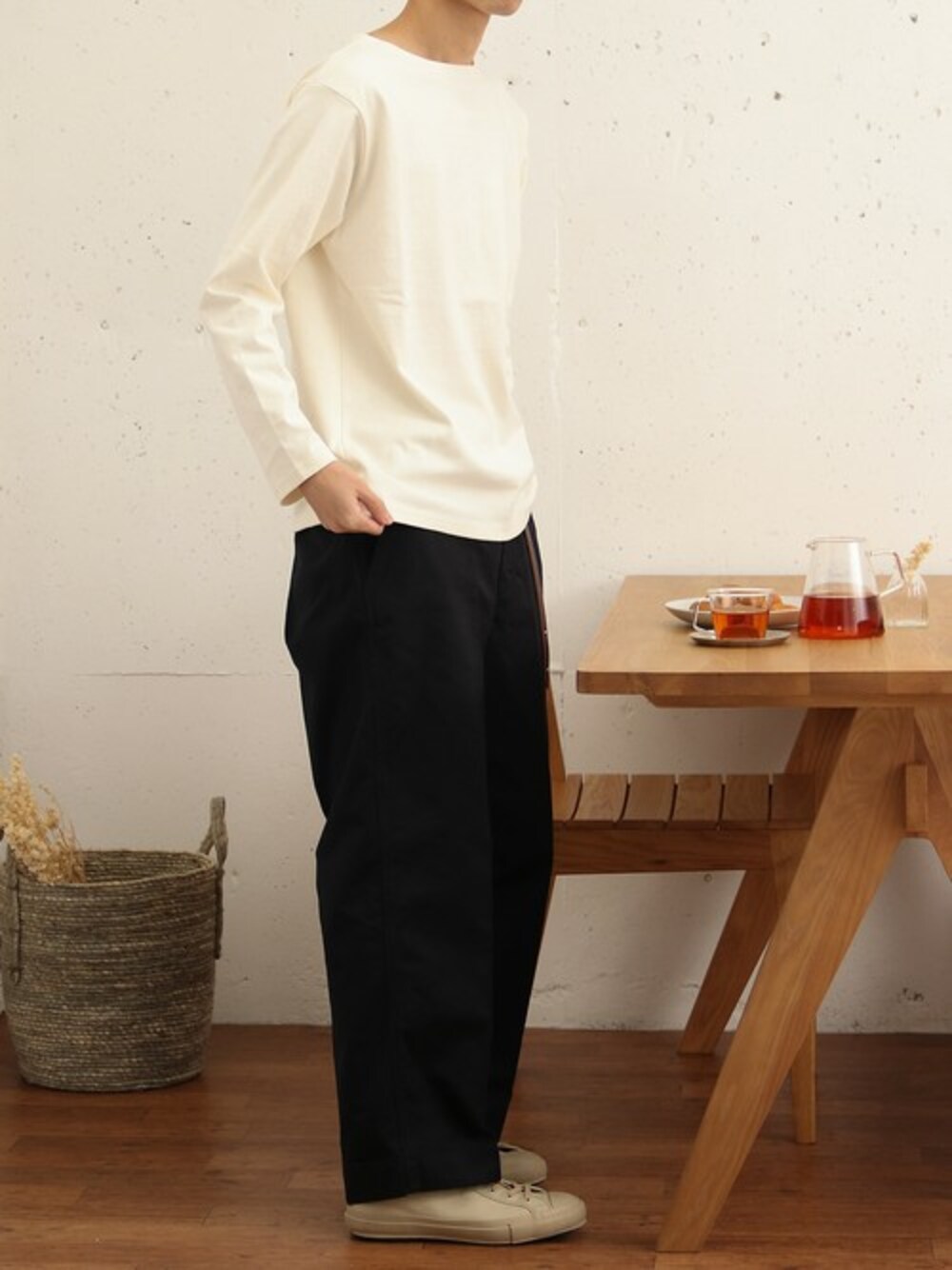 「シンプル、チノパン、モノトーン、大人カジュアル、休日スタイル、FORK&SPOON、定番、カジュアルコーデ、パパコーデ、FORK&SPOON MEN」｜「FORK&SPOONのFORK&SPOON　ボートネックソリッド（Tシャツ/カットソー、ホワイト系）」を使った、FORK&SPOON MENSさん（メンズ・176cm）の春コーディネートの1枚目の写真