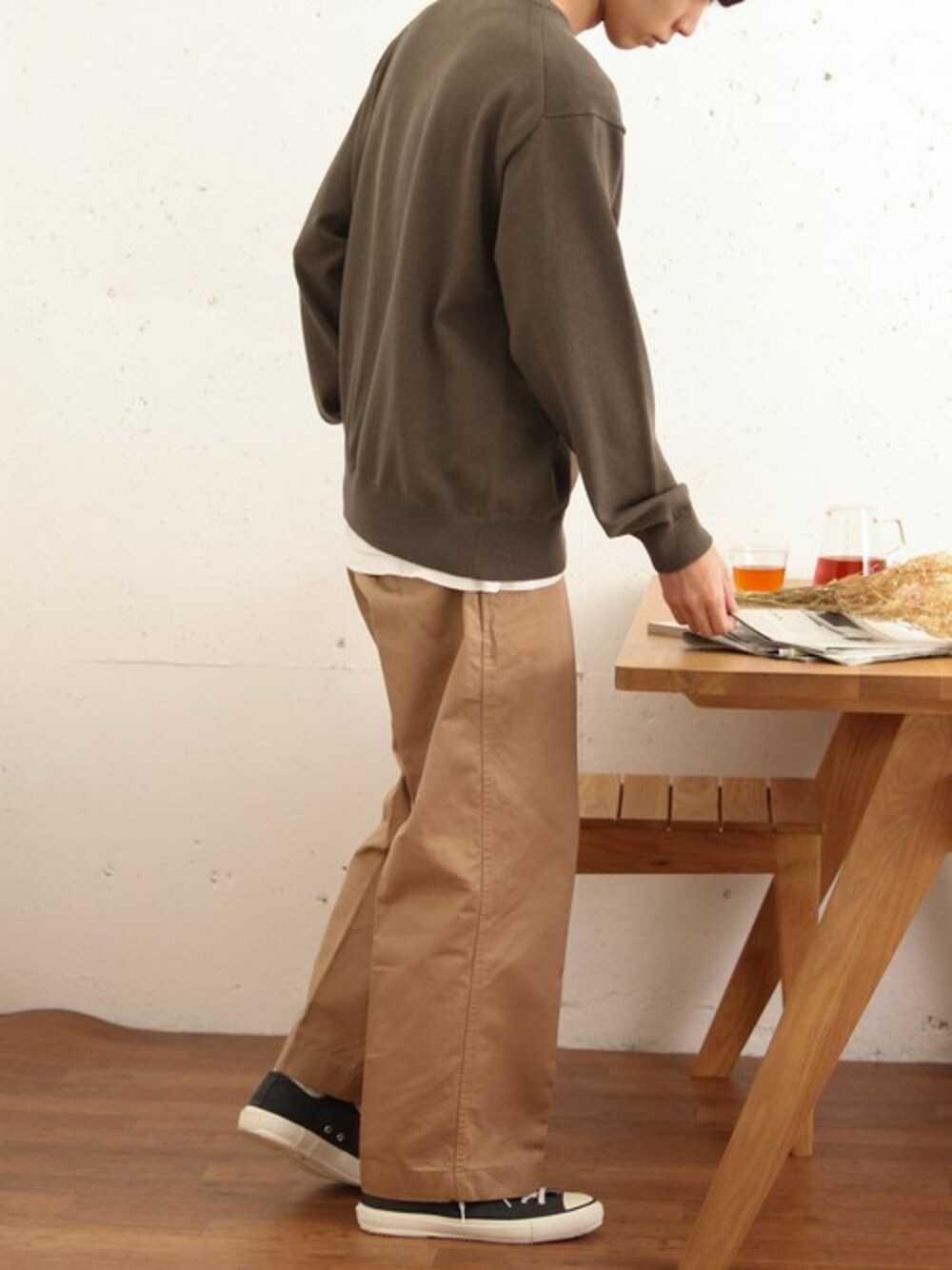 「シンプル、ワントーンコーデ、ベージュ、大人カジュアル、ブラウン、リネン、FORK&SPOON、春コーデ、パパコーデ、FORK&SPOON MEN」｜「FORK&SPOONのFORK&SPOON　リネン混クルーネックニット（ニット/セーター、ブラウン系）」を使った、FORK&SPOON MENSさん（メンズ・176cm）の春コーディネートの1枚目の写真