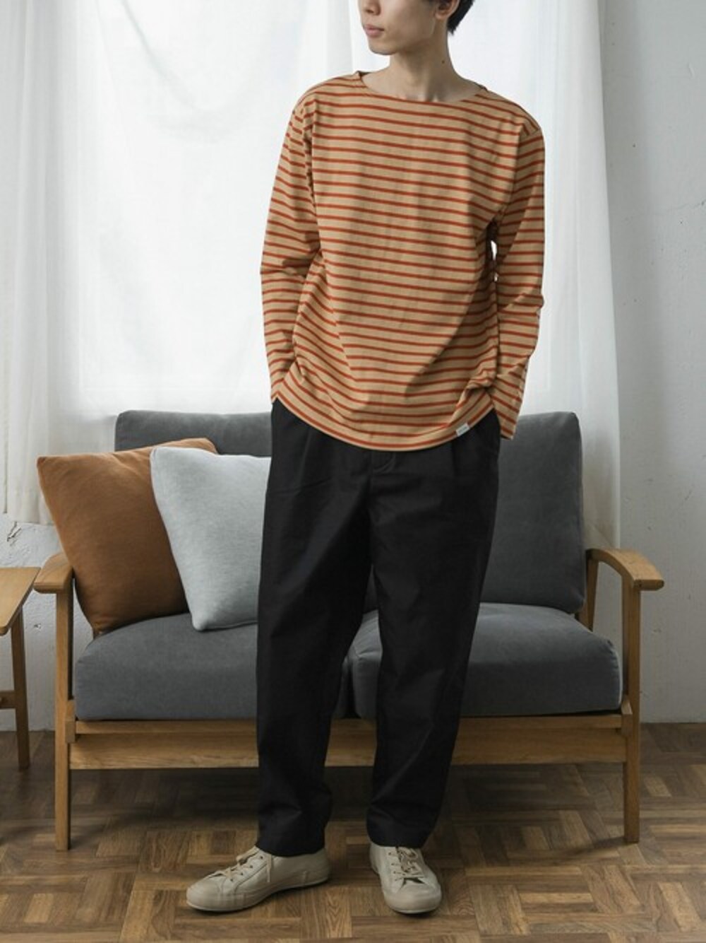 ベージュ系のTシャツ/カットソー、ブラック系のその他パンツ、ベージュ系のスニーカーを着用したメンズの秋コーディネートの1枚目の写真