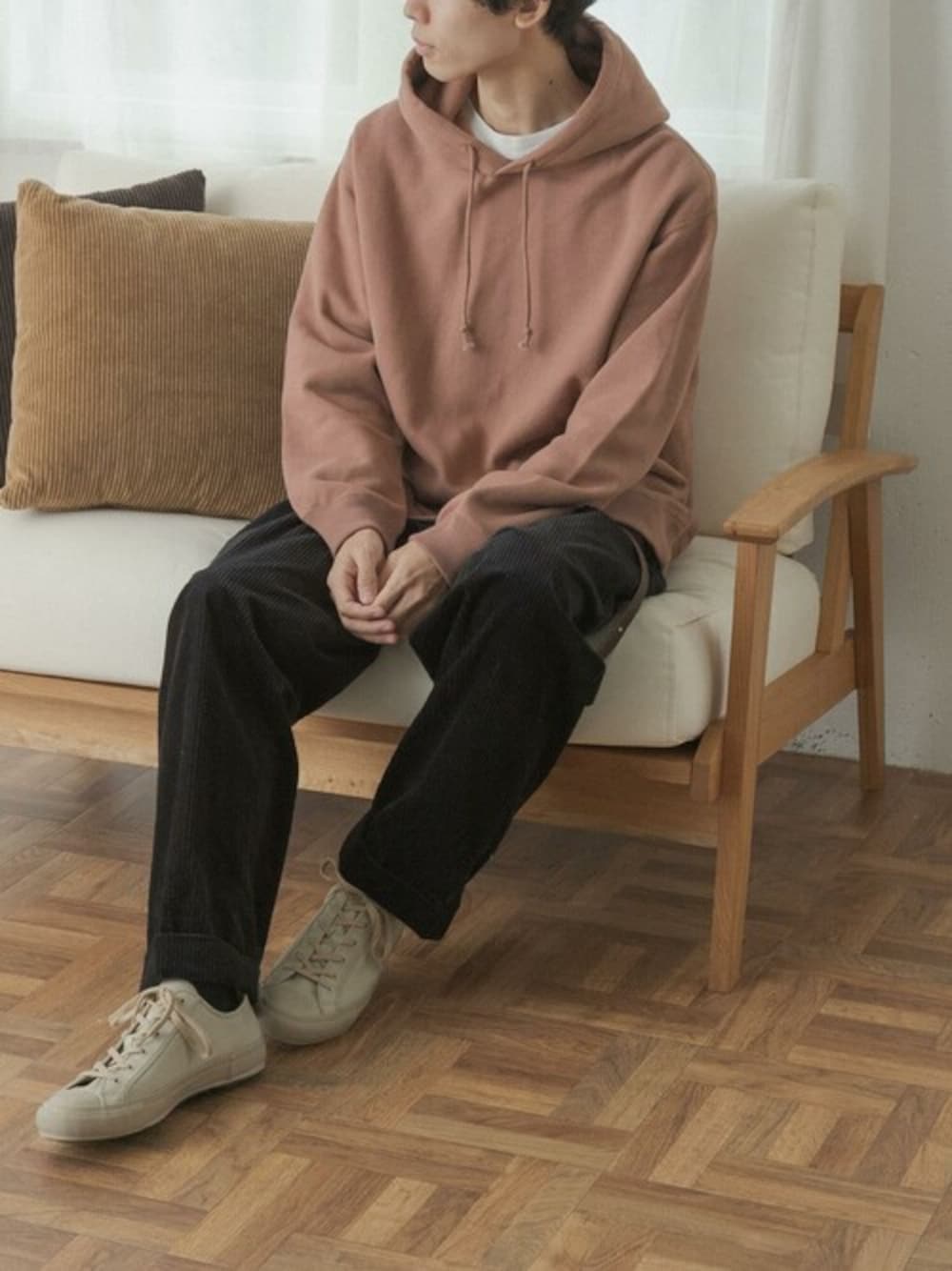 ピンク系のパーカー、ブラック系のその他パンツ、ベージュ系のスニーカーを着用したメンズの秋コーディネートの1枚目の写真