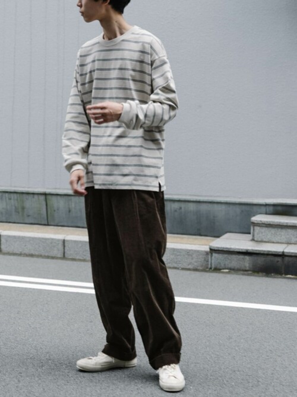 「ボーダー、コーデュロイパンツ、休日スタイル、ワイドパンツ、ラフ、FORK&SPOON、シンプルコーデ、カジュアルコーデ、FORK&SPOON MEN」｜「FORK&SPOONのFORK&SPOON　ランダムボーダーロングスリーブTシャツ（Tシャツ/カットソー、ホワイト系）」を使った、FORK&SPOON MENSさん（メンズ・176cm）の秋コーディネートの1枚目の写真