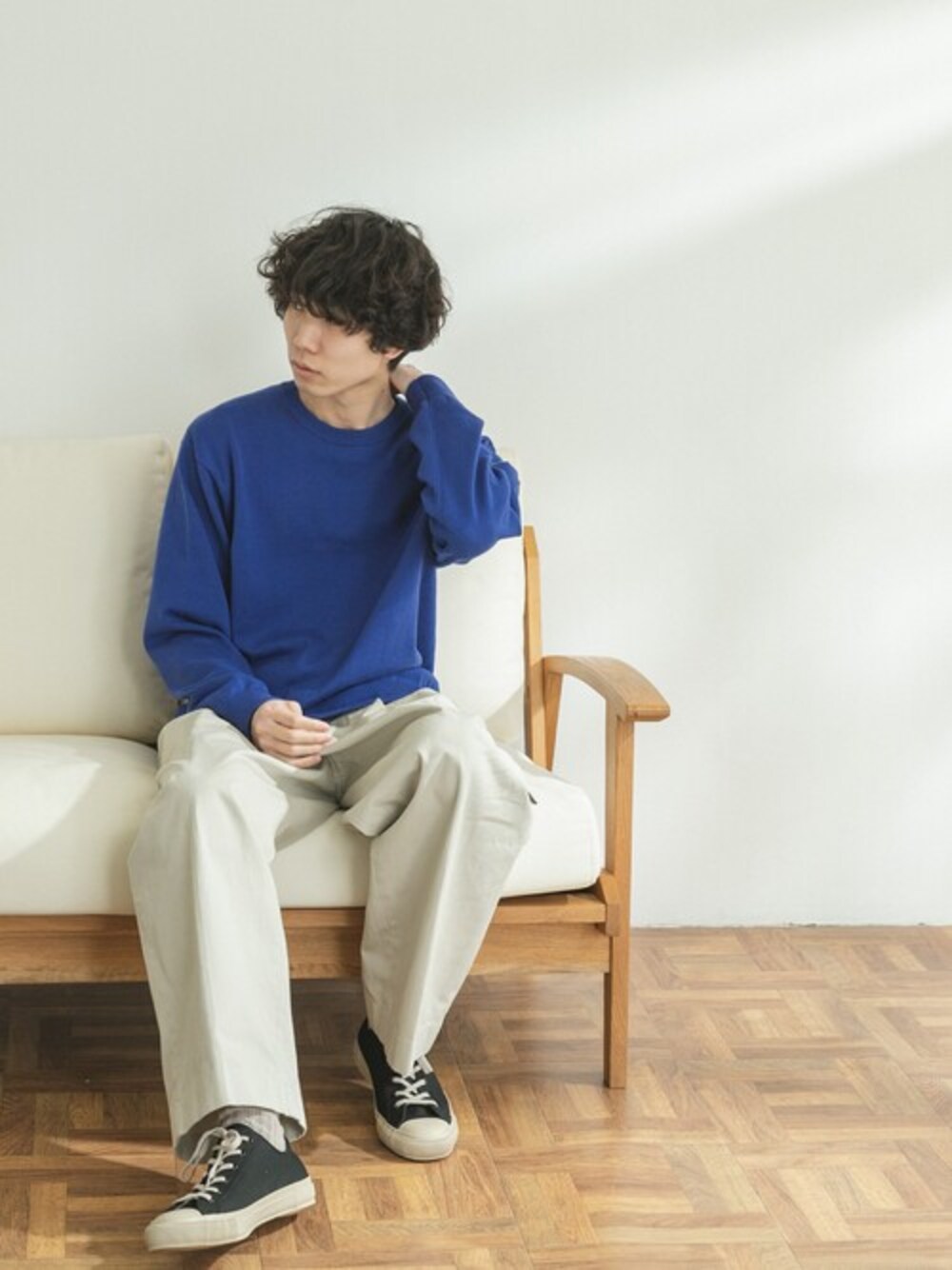 「ニット、シンプル、休日スタイル、ロイヤルブルー、FORK&SPOON、リラックススタイル、コットンニット、パパコーデ、FORK&SPOON MEN」｜「FORK&SPOONの【WEB限定】FORK&SPOON　ソフトタッチクルーネックニット（ニット/セーター、ブルー系）」を使った、FORK&SPOON MENSさん（メンズ・176cm）の冬コーディネートの1枚目の写真