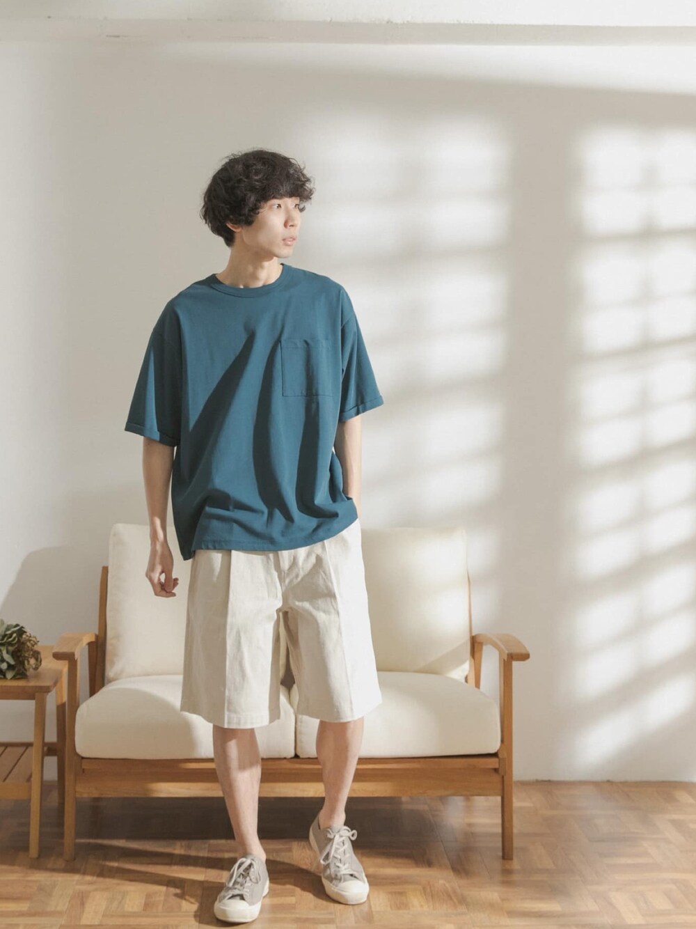 「スニーカー、ブルー、Tシャツ、大人カジュアル、休日スタイル、白パンツ、リラックススタイル、夏コーデ、ゆるコーデ、オトナカジュアル」｜「FORK&SPOONのFORK&SPOON　強撚天竺ポケットTシャツ（Tシャツ/カットソー、ブルー系）」を使った、FORK&SPOON MENSさん（メンズ・176cm）の春コーディネートの1枚目の写真