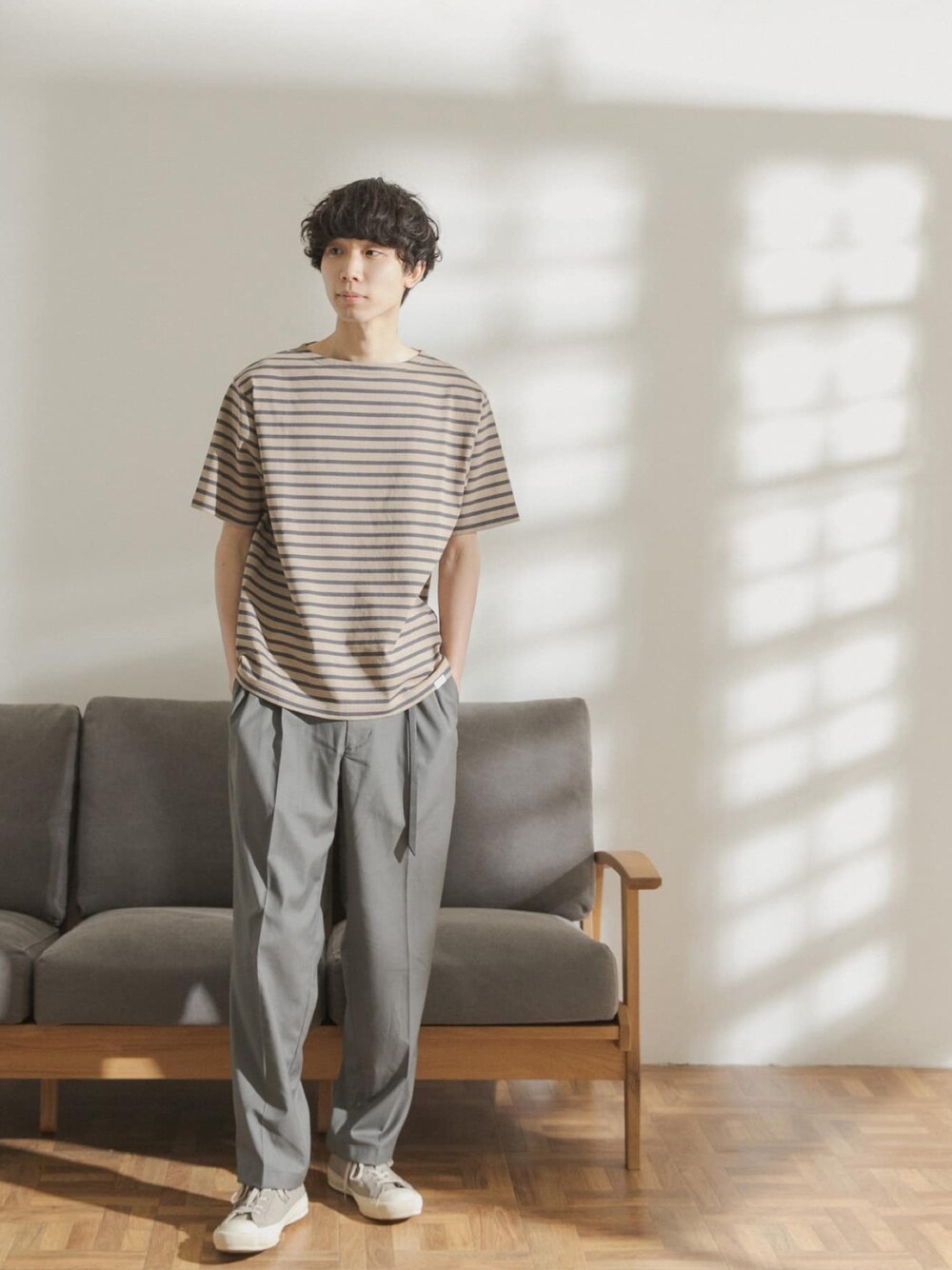 「スニーカー、ボーダー、シンプル、グレー、ベージュ、Tシャツ、大人カジュアル、夏コーデ、ゆるコーデ、パパコーデ」｜「FORK&SPOONのFORK&SPOON　TRツータックパンツ（その他パンツ、グレー系）」を使った、FORK&SPOON MENSさん（メンズ・176cm）の春コーディネートの1枚目の写真