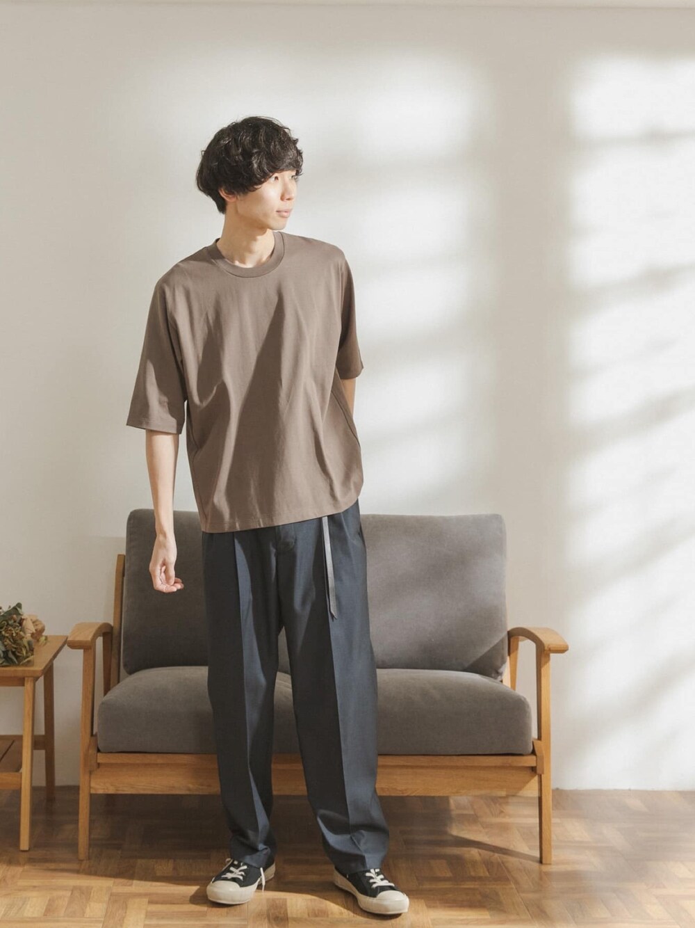 「スニーカー、カジュアル、シンプル、Tシャツ、休日スタイル、ブラウン、大人コーデ、リラックススタイル、夏コーデ、ゆるコーデ」｜「FORK&SPOONのFORK&SPOON　オーガニックコットン5分袖Tシャツ（Tシャツ/カットソー、ブラウン系）」を使った、FORK&SPOON MENSさん（メンズ・176cm）の春コーディネートの1枚目の写真