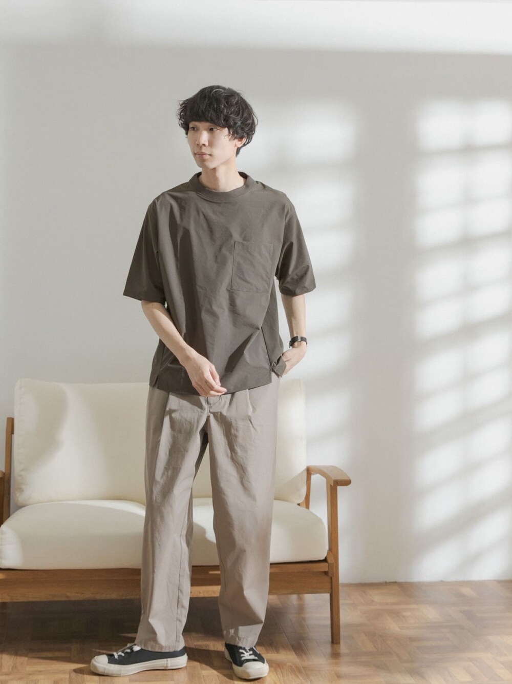「カジュアル、ワントーンコーデ、ベージュ、Tシャツ、大人カジュアル、カーキ、休日スタイル、ブラウン、ラフ、ゆるコーデ」｜「FORK&SPOONのFORK&SPOON　ストレッチイージーポケットTシャツ（Tシャツ/カットソー、グリーン系）」を使った、FORK&SPOON MENSさん（メンズ・176cm）の春コーディネートの1枚目の写真
