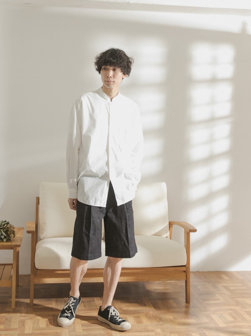 「デニム、カジュアル、白シャツ、ショートパンツ、ショーツ、休日コーデ、スタンドカラー、リラックススタイル、シャツスタイル、ゆるコーデ」｜「FORK&SPOONのFORK&SPOON　スタンドカラーシャツ（シャツ/ブラウス、ホワイト系）」を使った、FORK&SPOON MENSさん（メンズ・176cm）の春コーディネートの1枚目の写真