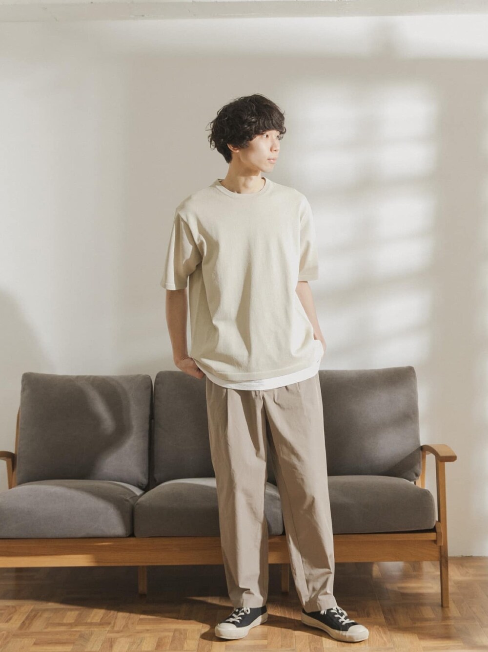 「ニット、シンプル、ワントーンコーデ、夏、ベージュ、大人カジュアル、休日スタイル、夏コーデ、ラフコーデ、ゆるコーデ」｜「FORK&SPOONのFORK&SPOON　ペーパーニットTシャツ（Tシャツ/カットソー、ホワイト系）」を使った、FORK&SPOON MENSさん（メンズ・176cm）の春コーディネートの1枚目の写真