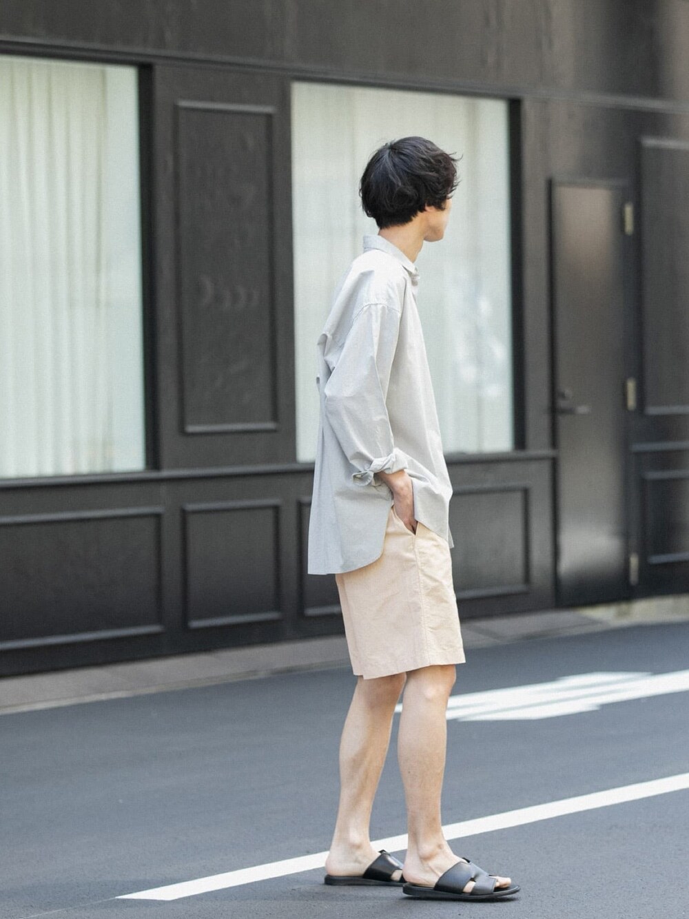 「アウトドアスタイル、ショートパンツ、休日スタイル、休日コーデ、ナイロン、シャツスタイル、夏コーデ、カジュアルコーデ、ゆるコーデ、パパコーデ」｜「FORK&SPOONの【WEB限定】FORK&SPOON　レギュラーカラーオーバーシャツ（シャツ/ブラウス、グレー系）」を使った、FORK&SPOON MENSさん（メンズ・176cm）の春コーディネートの1枚目の写真
