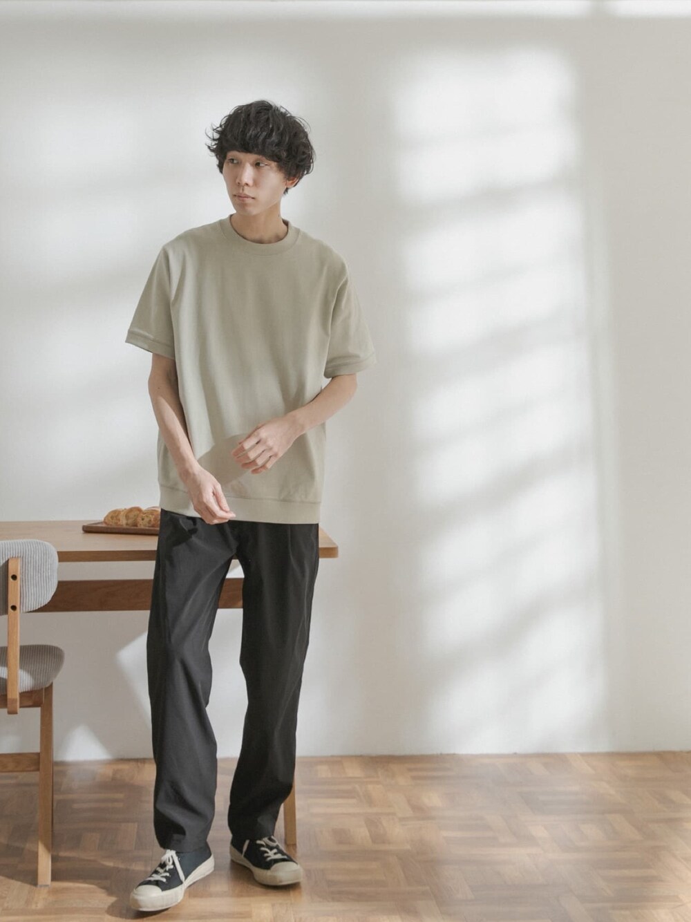 「Tシャツ、ゆるコーデ、シンプル、夏コーデ、休日スタイル、リラックススタイル、Moonstar、カーキ、ブラック、カジュアル」｜「FORK&SPOONのFORK&SPOON　ヘビーウェイトショートスリーブTシャツ（Tシャツ/カットソー、グリーン系）」を使った、FORK&SPOON MENSさん（メンズ・176cm）の春コーディネートの1枚目の写真