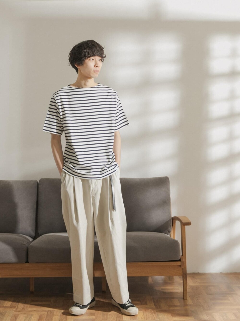 「ボーダー、夏、チノパン、Tシャツ、休日スタイル、ラフ、大人コーデ、白パンツ、春夏コーデ、ゆるコーデ」｜「FORK&SPOONのFORK&SPOON　ボートネックボーダーショートスリーブTシャツ（Tシャツ/カットソー、ホワイト系）」を使った、FORK&SPOON MENSさん（メンズ・176cm）の春コーディネートの1枚目の写真