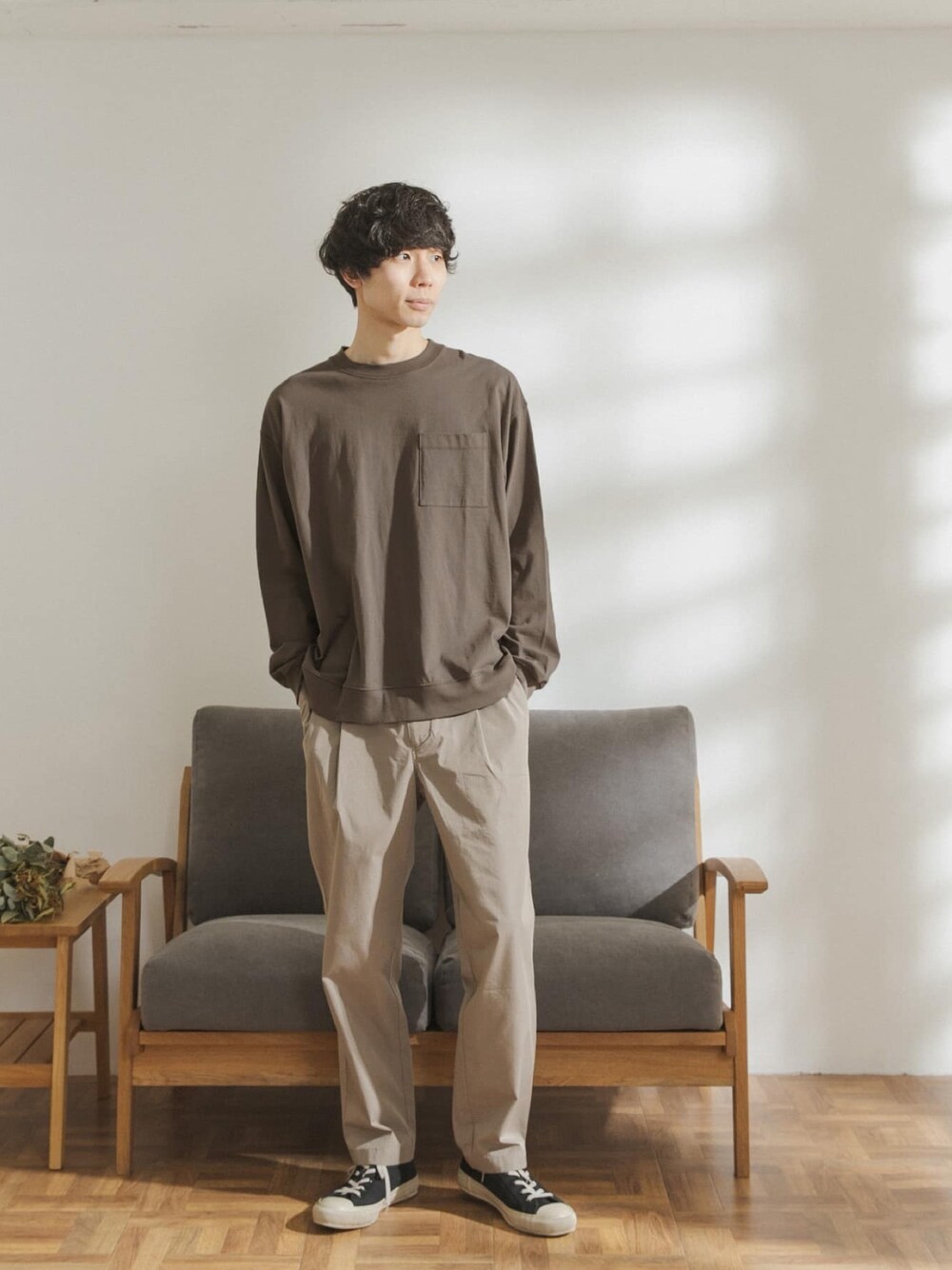「カジュアル、ワントーンコーデ、夏、ベージュ、Tシャツ、ロンT、ブラウン、春夏コーデ、バックプリント、ゆるコーデ」｜「FORK&SPOONのFORK&SPOON　オーガニックコットンバックプリントTシャツ（Tシャツ/カットソー、ブラウン系）」を使った、FORK&SPOON MENSさん（メンズ・176cm）の春コーディネートの1枚目の写真