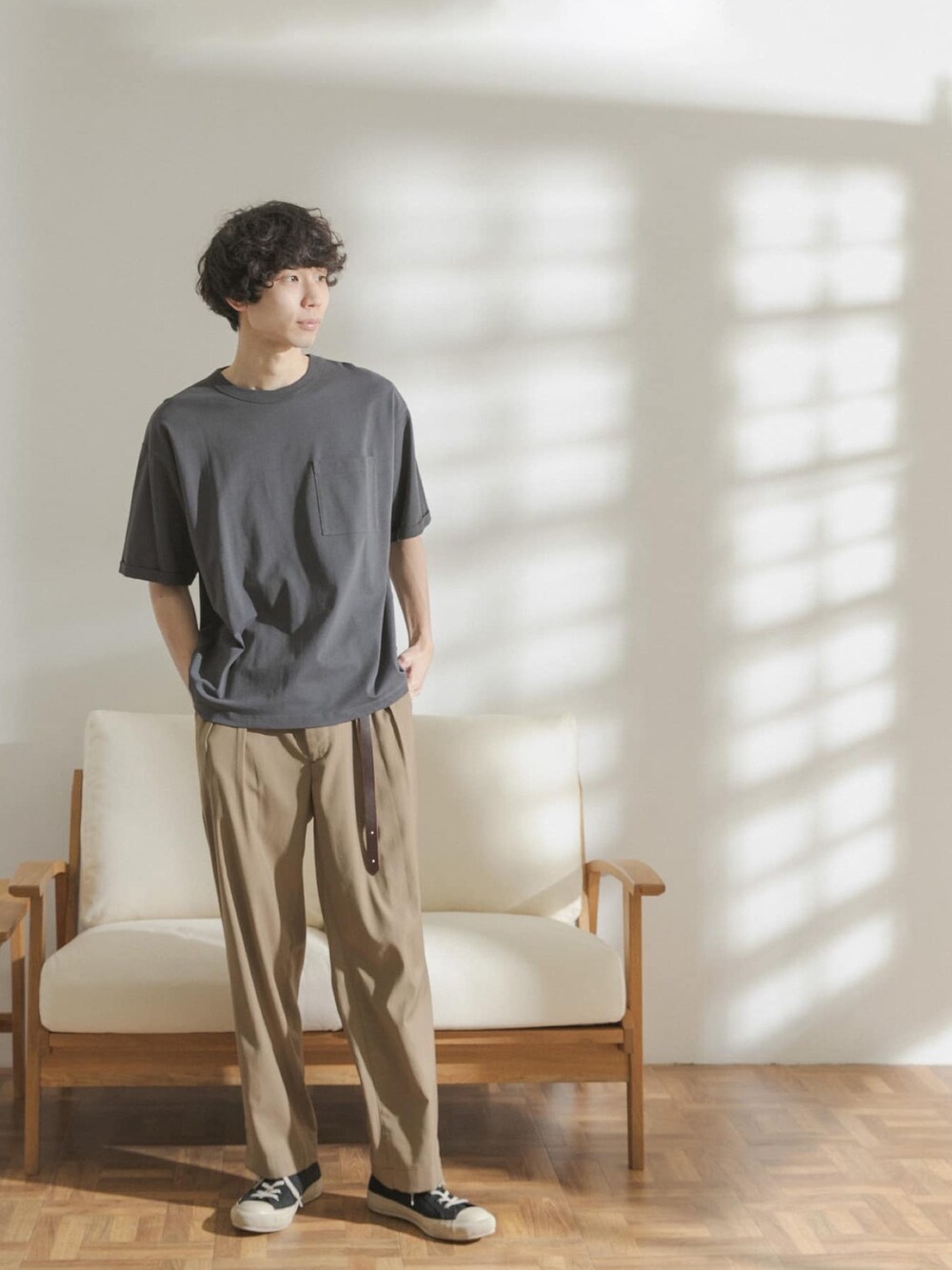「カジュアル、Tシャツ、ブラウン、大人コーデ、FORK&SPOON、シンプルコーデ、チャコールグレー、夏コーデ、ゆるコーデ、Moonstar」｜「FORK&SPOONのFORK&SPOON　強撚天竺ポケットTシャツ（Tシャツ/カットソー、グレー系）」を使った、FORK&SPOON MENSさん（メンズ・176cm）の夏コーディネートの1枚目の写真