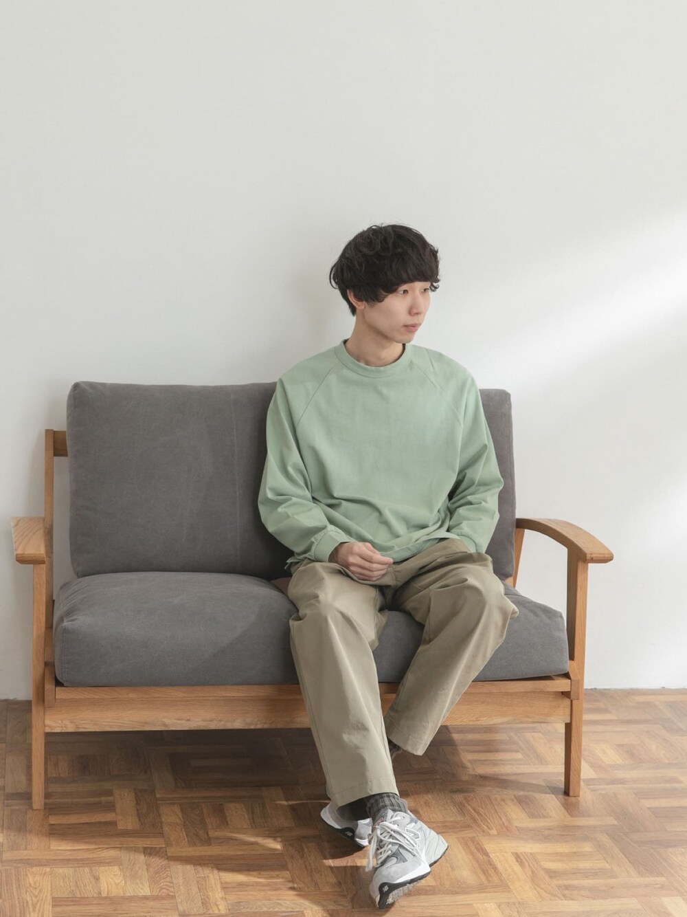 「グリーン、New Balance、Tシャツ、ロンT、オーバーサイズ、休日スタイル、FORK&SPOON、リラックススタイル、ラグランTシャツ、ゆるコーデ」｜「FORK&SPOONの【WEB限定】FORK&SPOON　ラグランロングスリーブTシャツ（Tシャツ/カットソー、グリーン系）」を使った、FORK&SPOON MENSさん（メンズ・176cm）の夏コーディネートの1枚目の写真