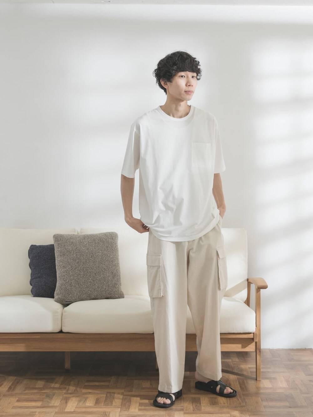 「シンプル、ホワイト、ワントーンコーデ、ナチュラル、カーゴパンツ、休日スタイル、サンダル、FORK&SPOON、白Tシャツ、ゆるコーデ」｜「FORK&SPOONの【WEB限定】FORK&SPOON　ダブルシルケットバインダーTシャツ（Tシャツ/カットソー、ホワイト系）」を使った、FORK&SPOON MENSさん（メンズ・176cm）の夏コーディネートの1枚目の写真