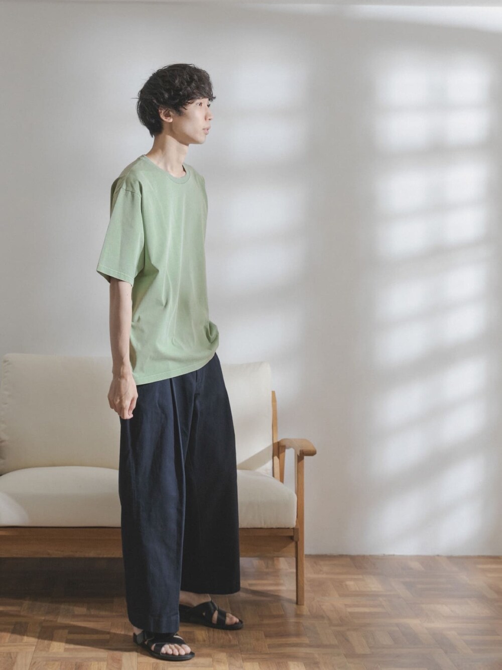 「カジュアル、グリーン、Tシャツ、休日スタイル、サンダル、ラフ、FORK&SPOON、リラックススタイル、夏コーデ、ゆるコーデ」｜「FORK&SPOONのFORK&SPOON　超長綿ガーメントダイカットソー（Tシャツ/カットソー、グリーン系）」を使った、FORK&SPOON MENSさん（メンズ・176cm）の夏コーディネートの1枚目の写真