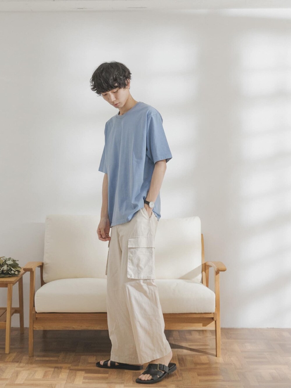 「ブルー、Tシャツ、カーゴパンツ、休日スタイル、サンダル、FORK&SPOON、白パンツ、リラックススタイル、ラフコーデ、ゆるコーデ」｜「FORK&SPOONのFORK&SPOON　超長綿ガーメントダイカットソー（Tシャツ/カットソー、ブルー系）」を使った、FORK&SPOON MENSさん（メンズ・176cm）の夏コーディネートの1枚目の写真