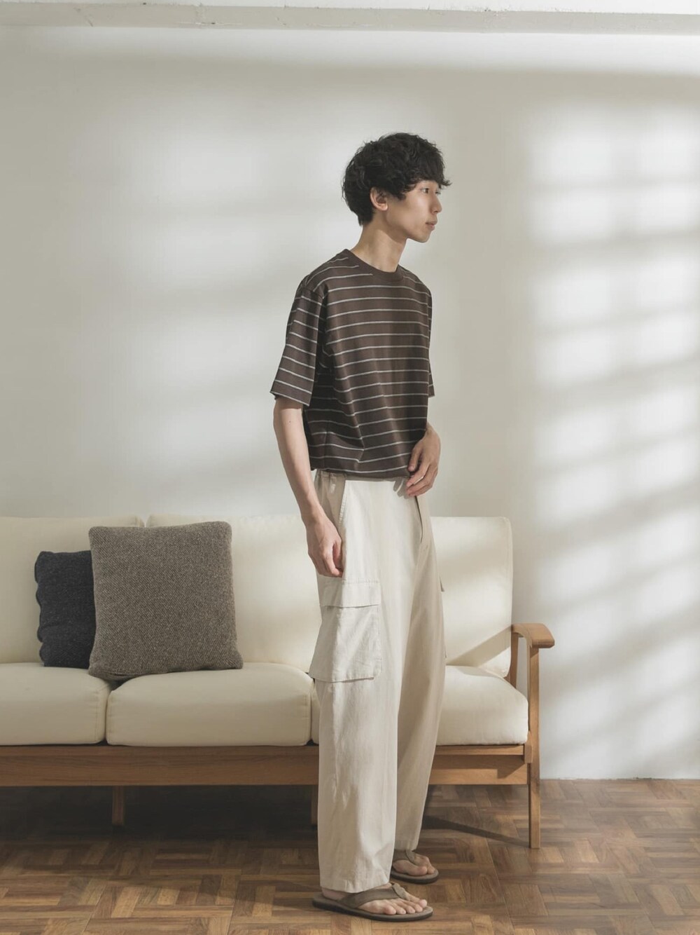 「ボーダー、ホワイト、カーゴパンツ、ブラウン、サンダル、タックイン、FORK&SPOON、白パンツ、夏コーデ、ゆるコーデ」｜「FORK&SPOONのFORK&SPOON　ボーダーショートスリーブTシャツ（Tシャツ/カットソー、ブラウン系）」を使った、FORK&SPOON MENSさん（メンズ・176cm）の夏コーディネートの1枚目の写真