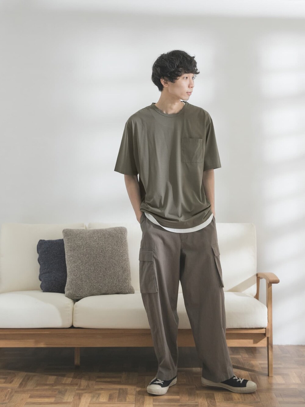 「スニーカー、Tシャツ、カーキ、カーゴパンツ、休日スタイル、アースカラー、FORK&SPOON、休日コーデ、夏コーデ、ゆるコーデ」｜「FORK&SPOONの【WEB限定】FORK&SPOON　ダブルシルケットバインダーTシャツ（Tシャツ/カットソー、グリーン系）」を使った、FORK&SPOON MENSさん（メンズ・176cm）の夏コーディネートの1枚目の写真