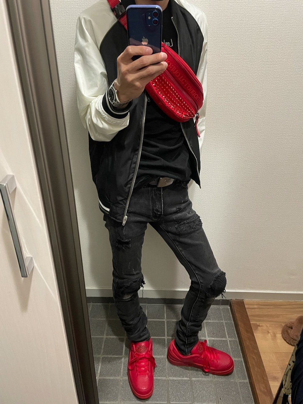 「今日のコーデ、赤、差し色(赤)、ルブタン、プチプラ、カジュアルコーデ、春コーデ、ストリート、はるコーデ、ラフ」｜「Christian Louboutinのアイテム（メッセンジャーバッグ、レッド系）」を使った、tepo03さん（メンズ・170cm）の春コーディネートの1枚目の写真