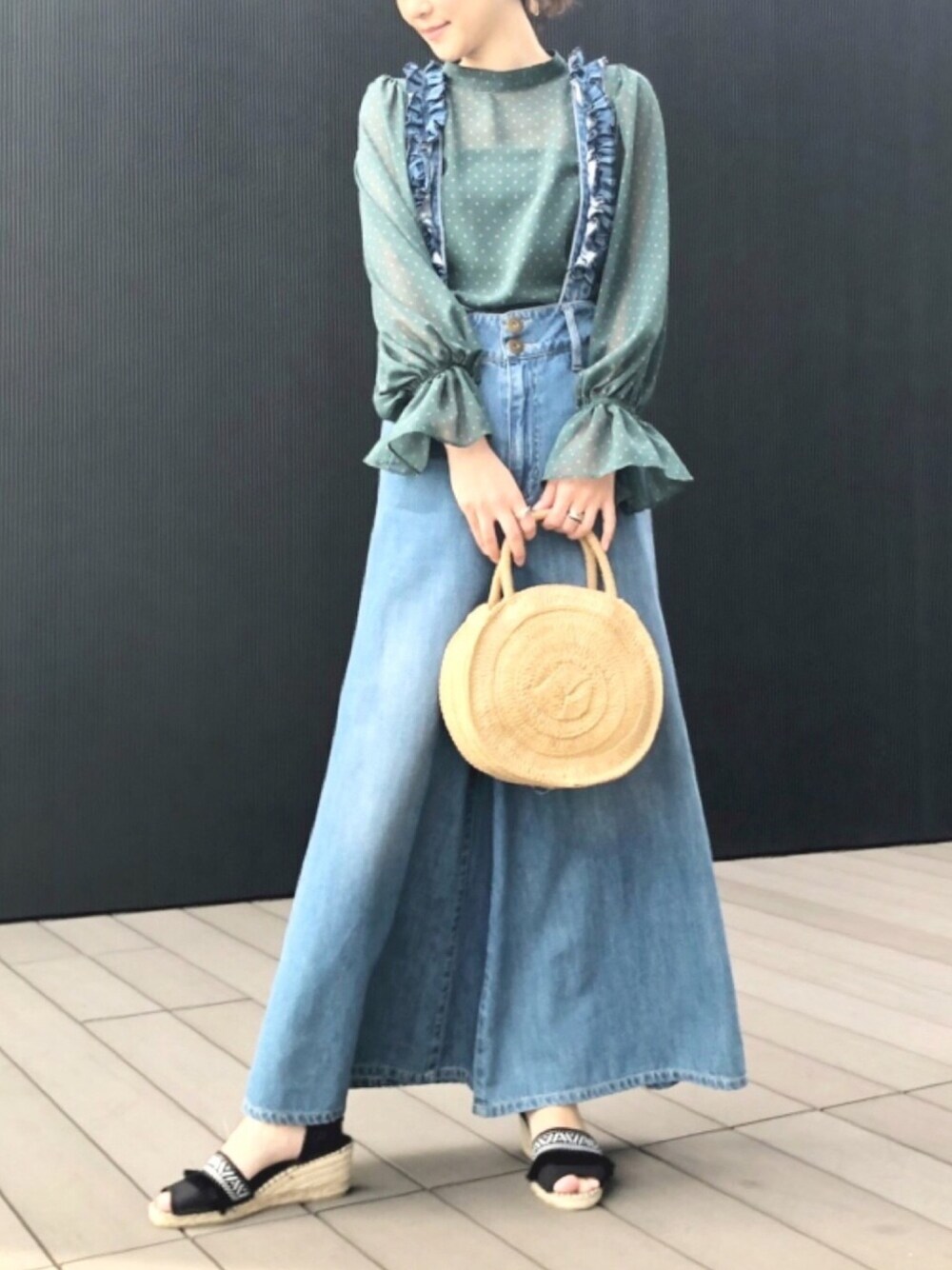 「オトナカジュアル、今日のコーデ、大人カジュアル、ワイドパンツ、サンダル、シフォン、ドット、エスパドリーユ、ウェッジソール」｜「CAROLINA GLASERのCAROLINA GLASER / ドットシフォン ブラウス（シャツ/ブラウス、グリーン系）」を使った、ひろまちさん（レディース・164cm）の春コーディネートの1枚目の写真