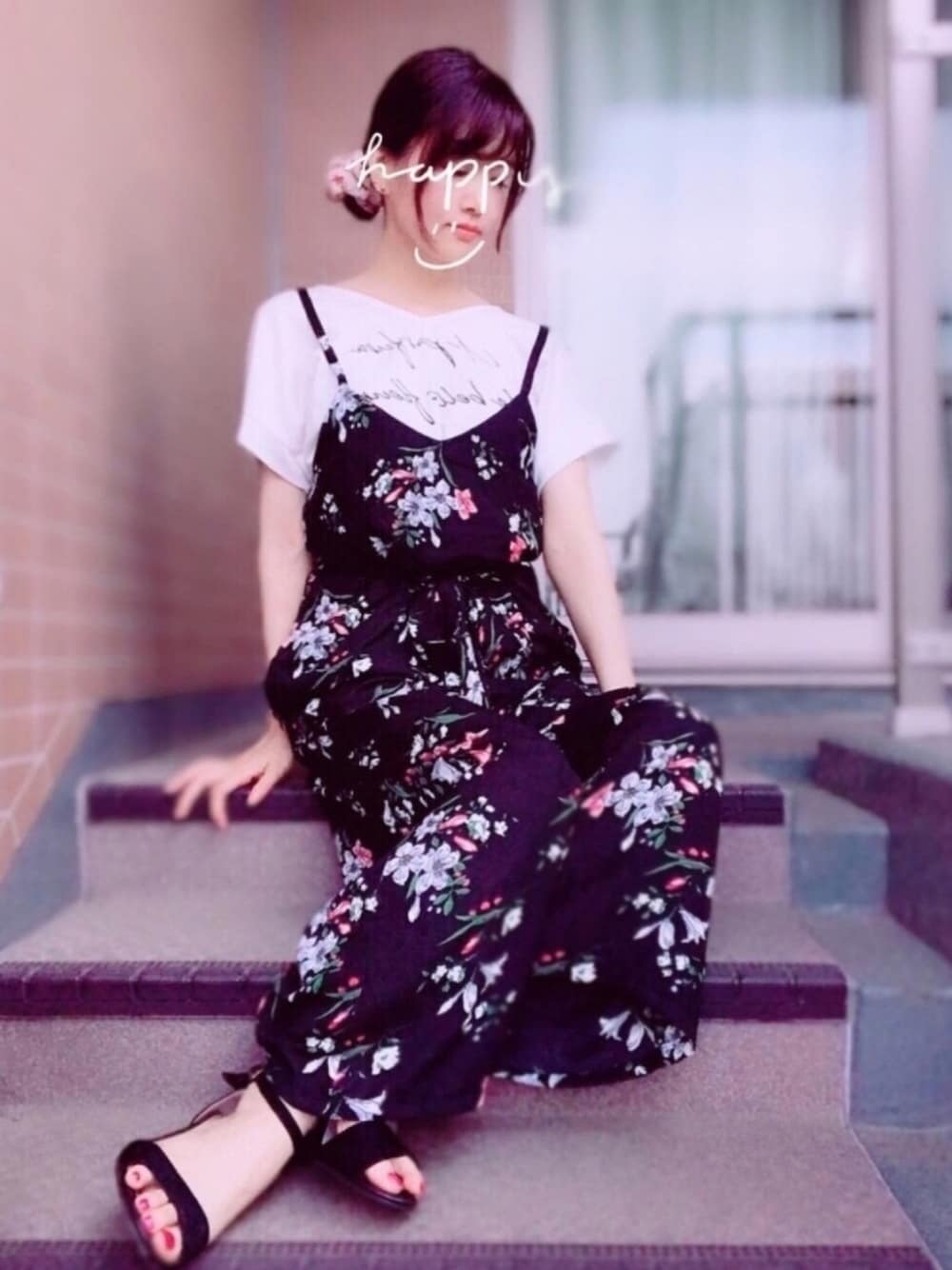 「白Tシャツ、ロゴT、サロペット、花柄、夏、オトナカジュアル、お洒落さんとつながりたい、大人ガーリー」｜「GRLの筆記体ロゴバックタックVネックTシャツ（Tシャツ/カットソー、ブラック系）」を使った、Yukko.☃︎さん（レディース・160cm）の夏コーディネートの1枚目の写真